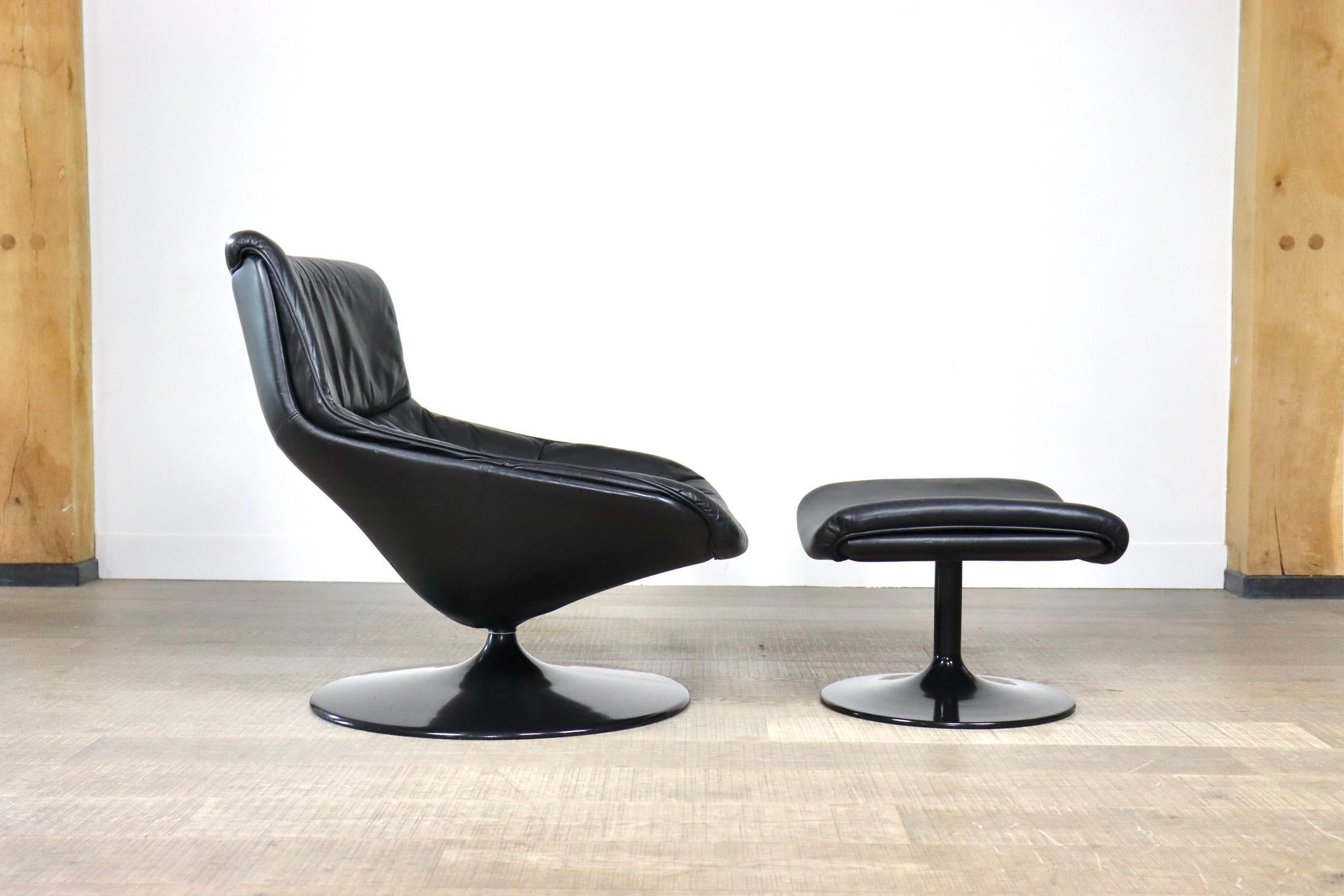 Artifort F522 lounge chair in black leather with ottoman by Geoffrey Harcourt In Good Condition In ABCOUDE, UT
