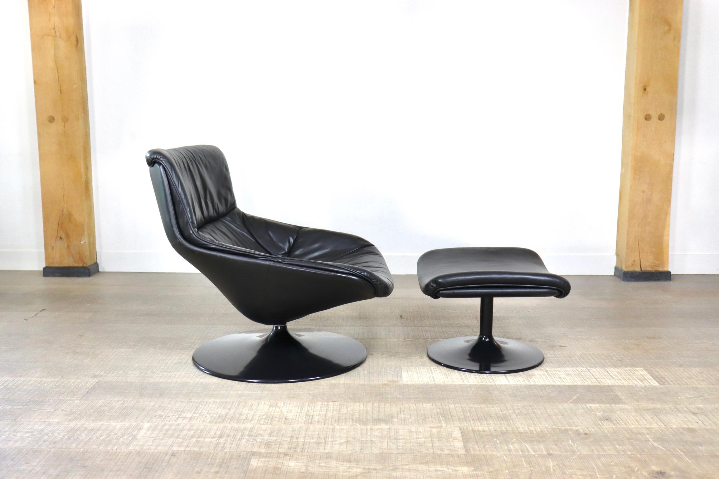 Mid-20th Century Artifort F522 lounge chair in black leather with ottoman by Geoffrey Harcourt