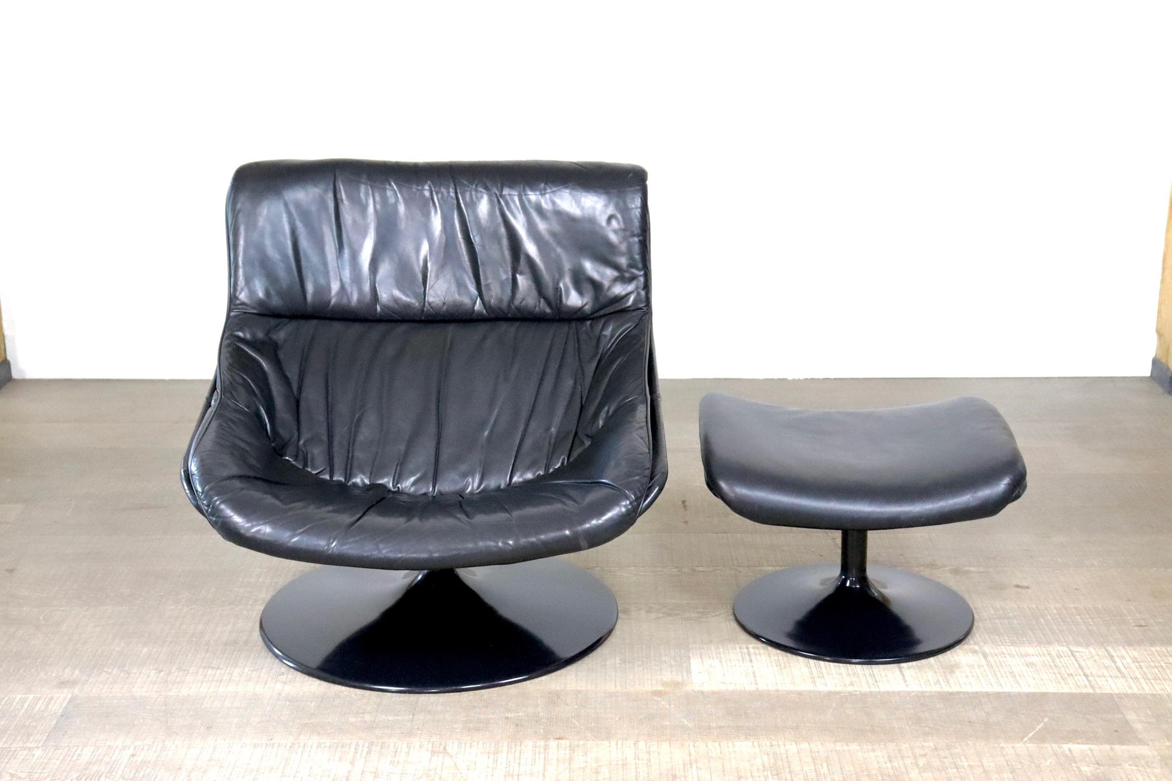 Metal Artifort F522 lounge chair in black leather with ottoman by Geoffrey Harcourt