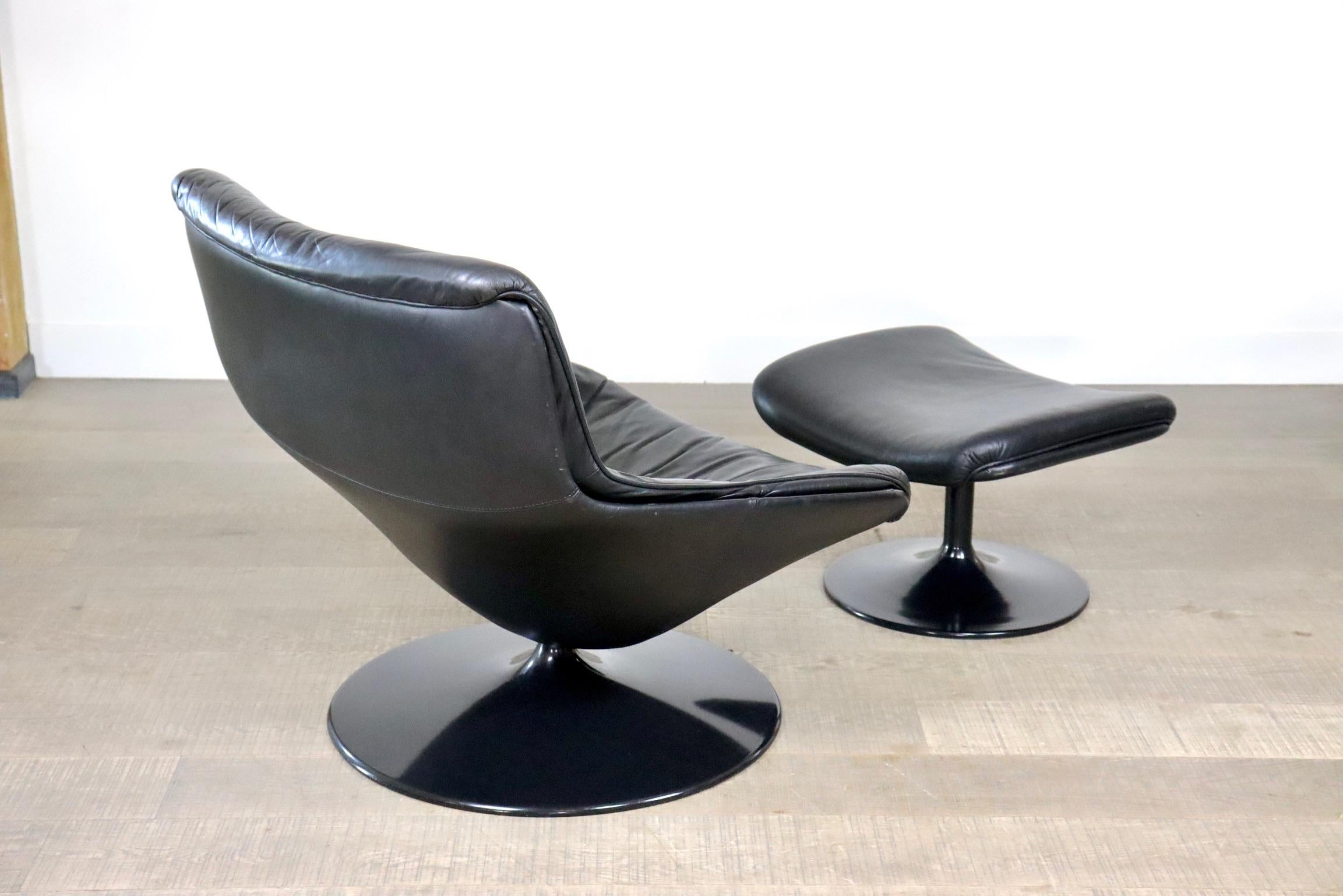 Artifort F522 lounge chair in black leather with ottoman by Geoffrey Harcourt 1