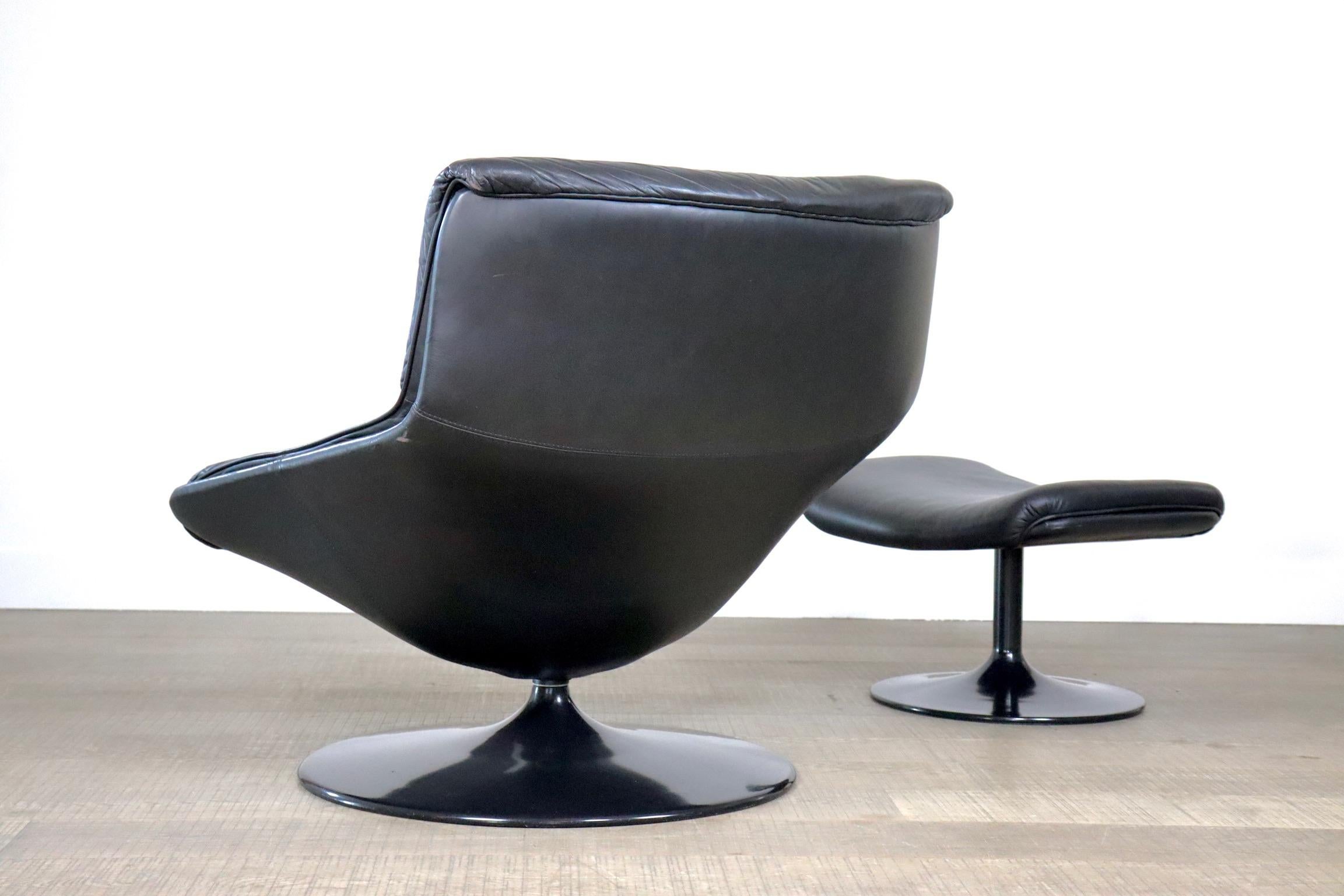 Artifort F522 lounge chair in black leather with ottoman by Geoffrey Harcourt 2