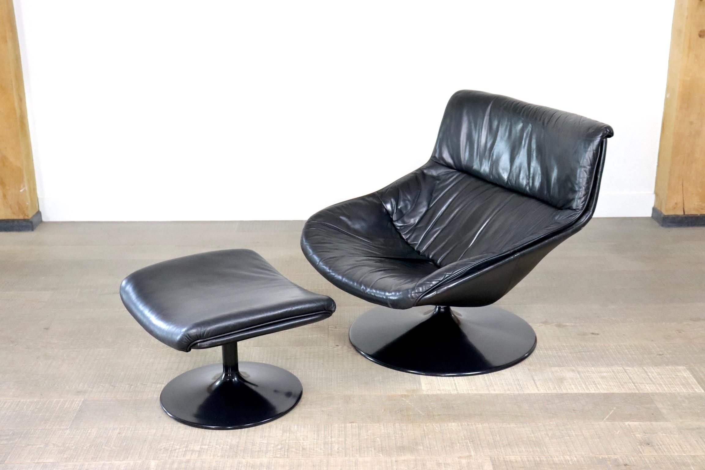 Artifort F522 lounge chair in black leather with ottoman by Geoffrey Harcourt 4