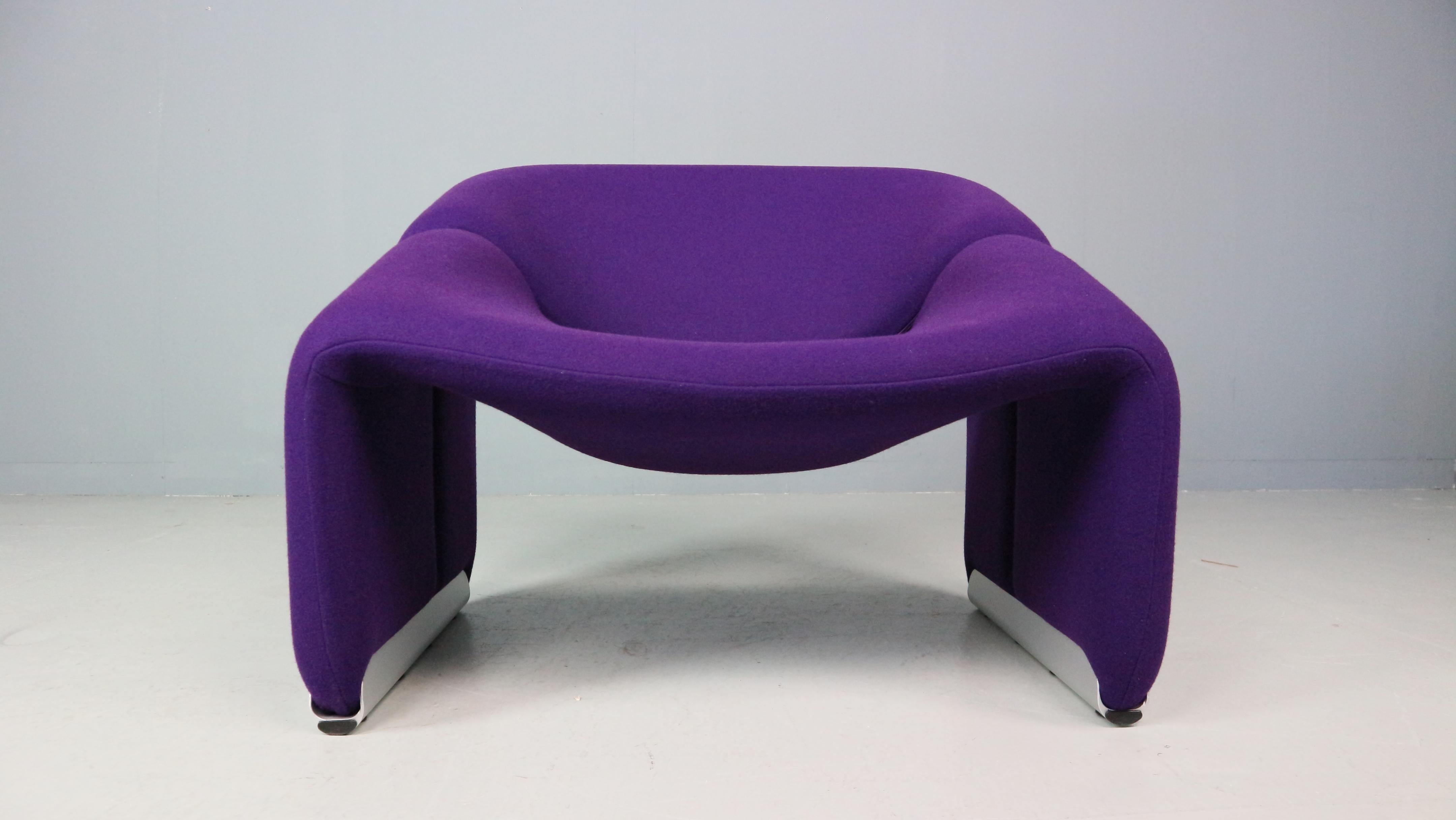 Der 1927 in Paris geborene Pierre Paulin schuf seine bekanntesten Stücke in Zusammenarbeit mit dem niederländischen Hersteller Artifort. Der Tongue Chair, der Ribbon Chair, die Tulip - um nur einige zu nennen - stehen in Museen wie dem MOMA New York