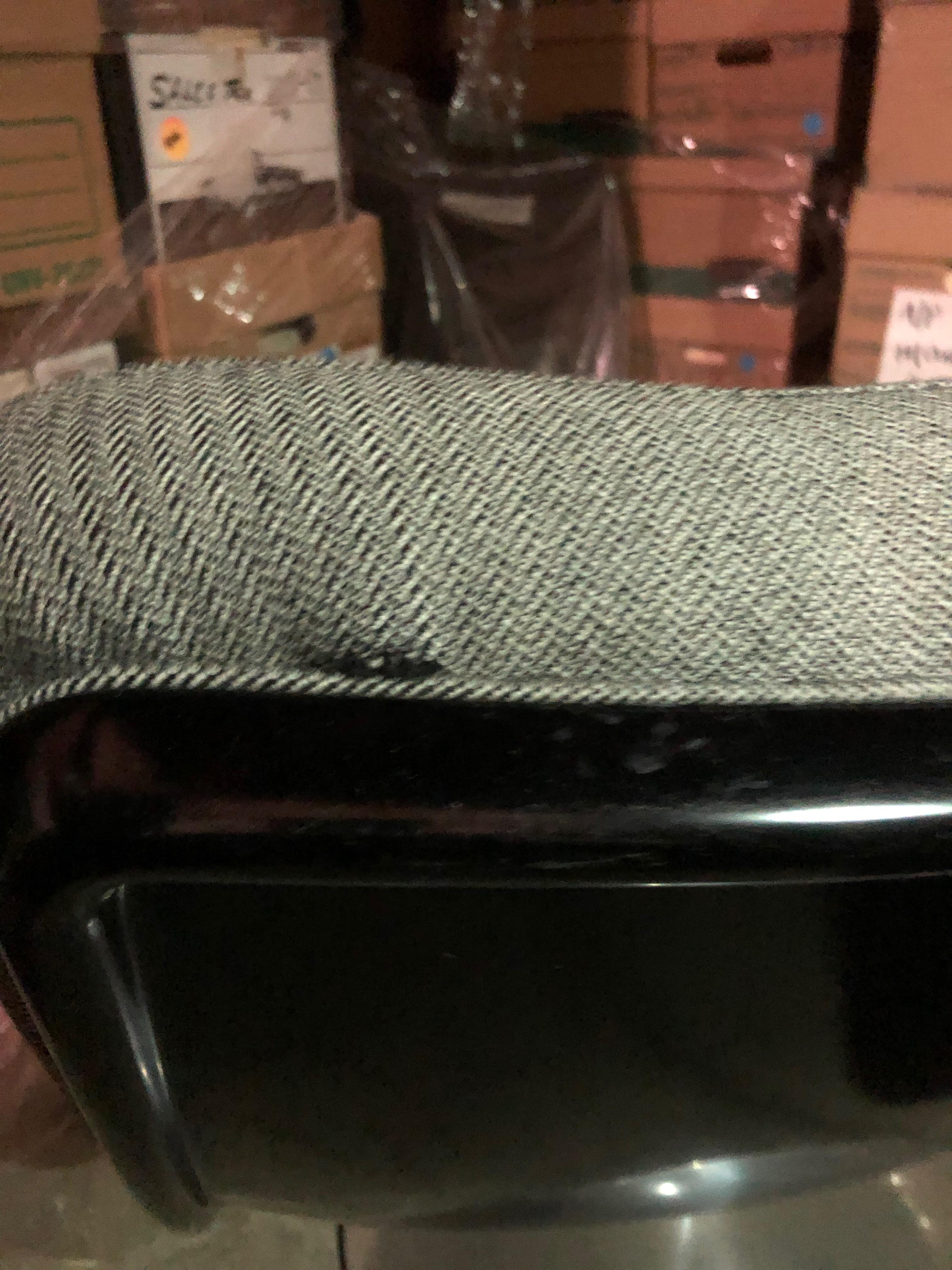 Artifort F978 Grey Fabric Swivel Lounge Chair In Good Condition In New York, NY