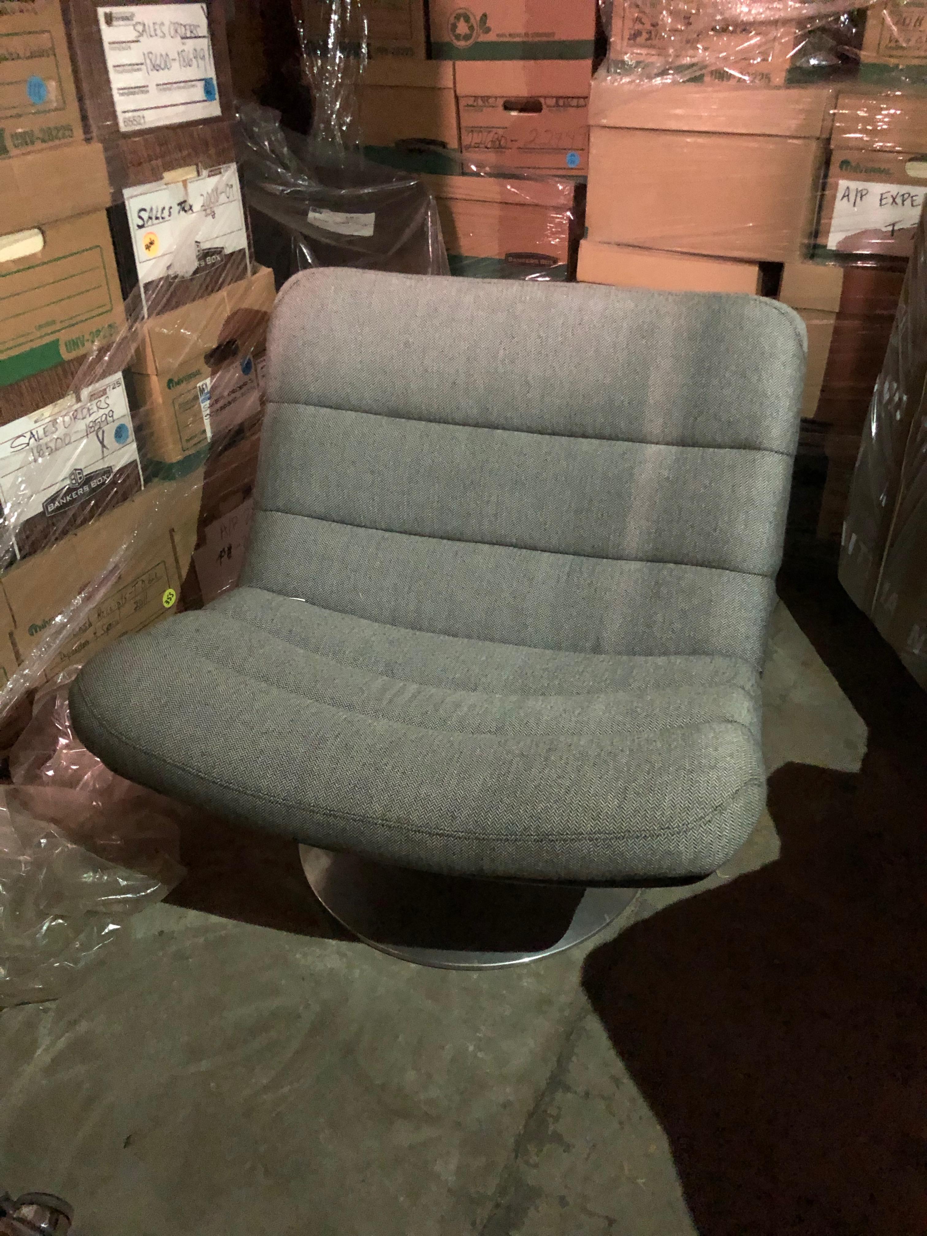Contemporary Artifort F978 Grey Fabric Swivel Lounge Chair