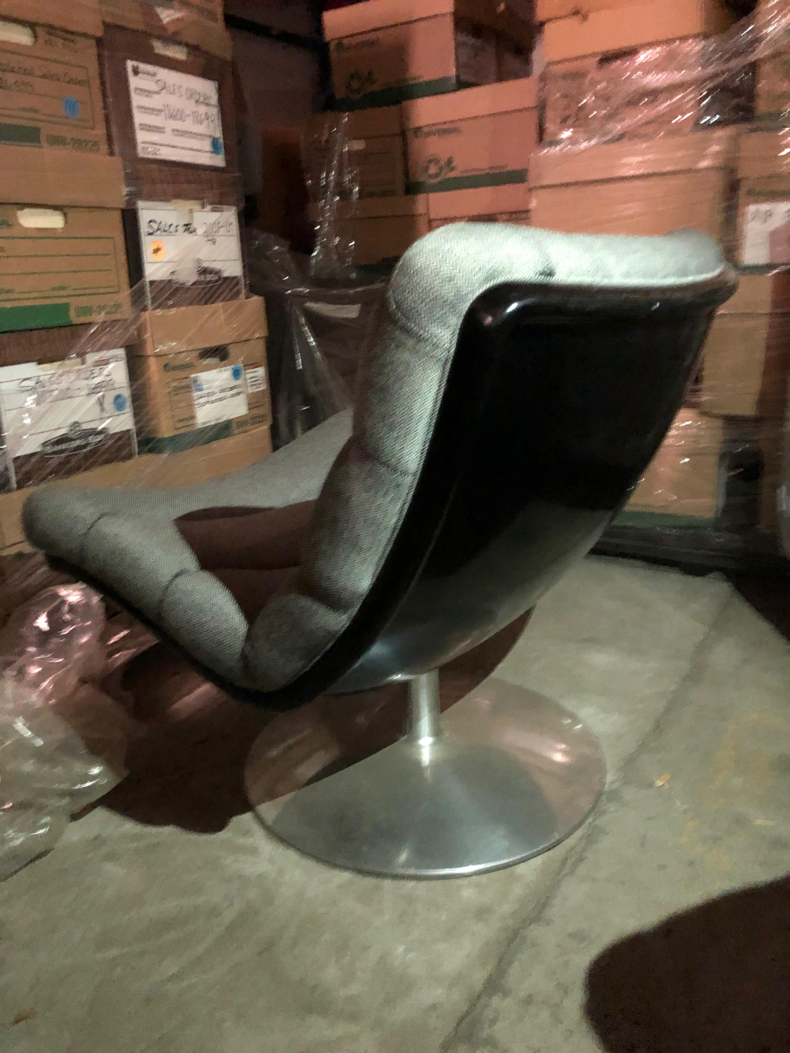 Artifort F978 Grey Fabric Swivel Lounge Chair 2
