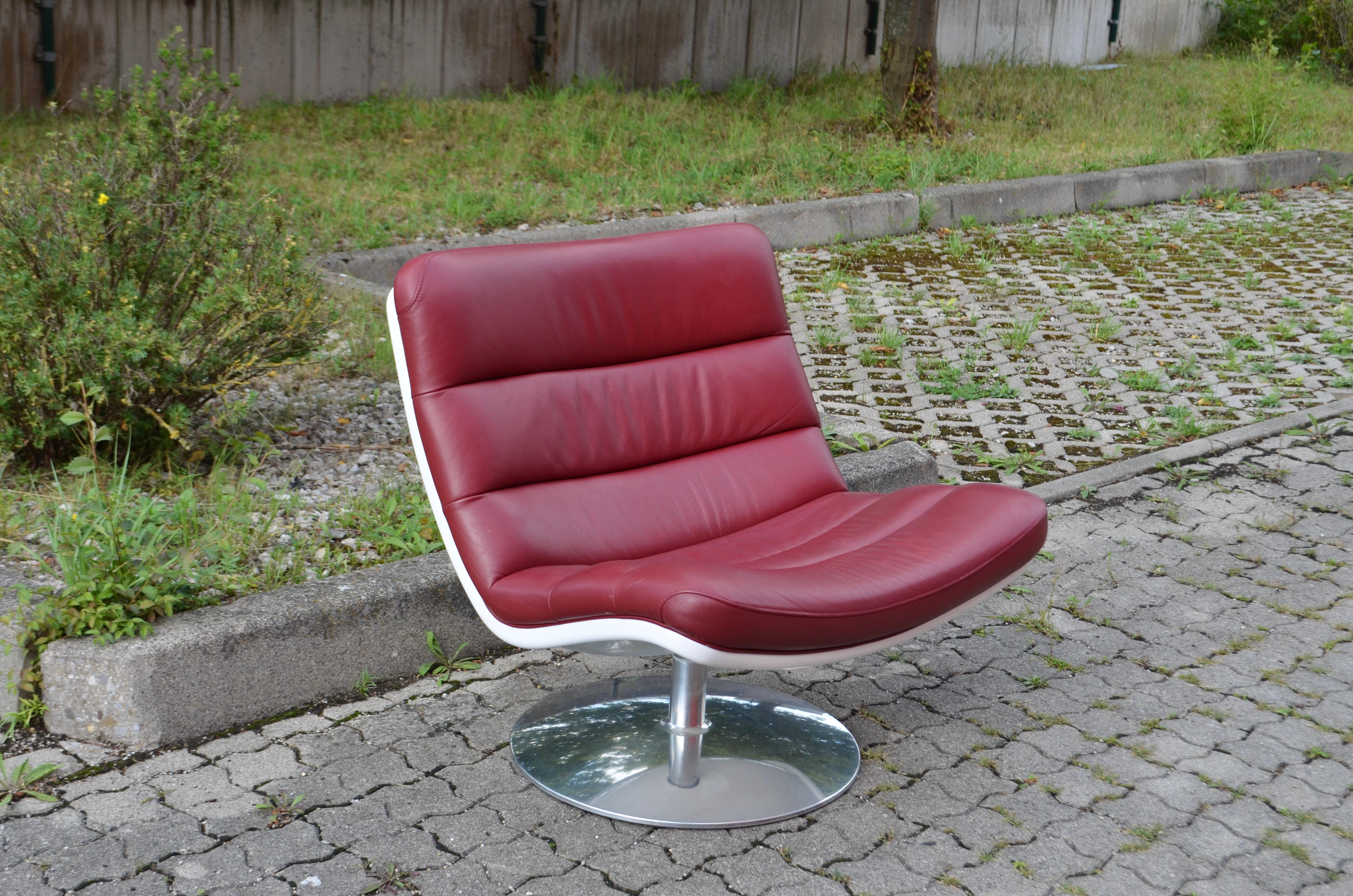Cette superbe chaise longue pivotante a été conçue par Geoffrey Harcourt en 1968 pour Artifort.
Cette version est la plus récente et a été produite  2015 avec la nouvelle base contemporaine en aluminium.
Le cuir est semianilne dans une couleur rouge