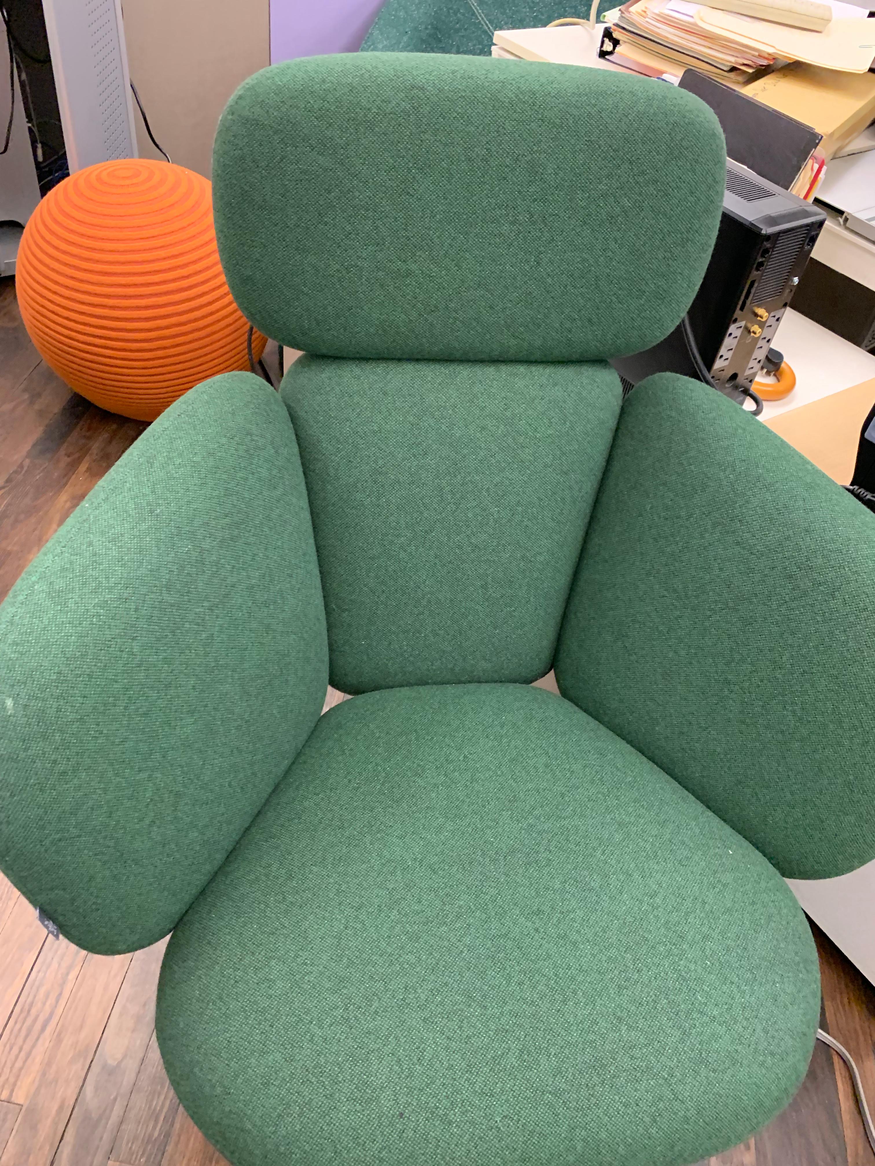 Artifort Green Bras High Back Swivel Lounge Chair Designed by Khodi Feiz In Excellent Condition In New York, NY