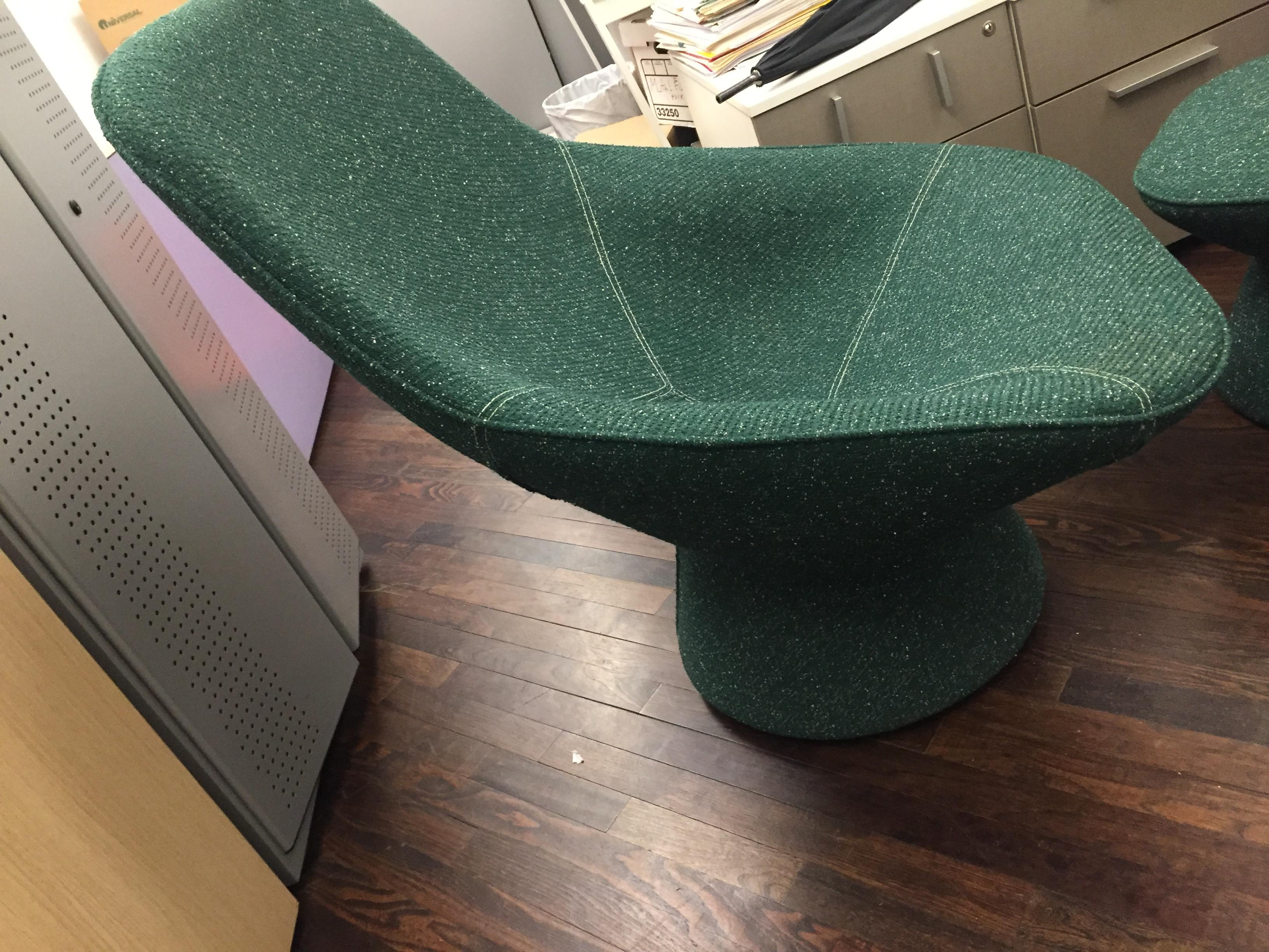 Artifort Green Pala Swivel Lounge chair with Ottoman In Excellent Condition In New York, NY