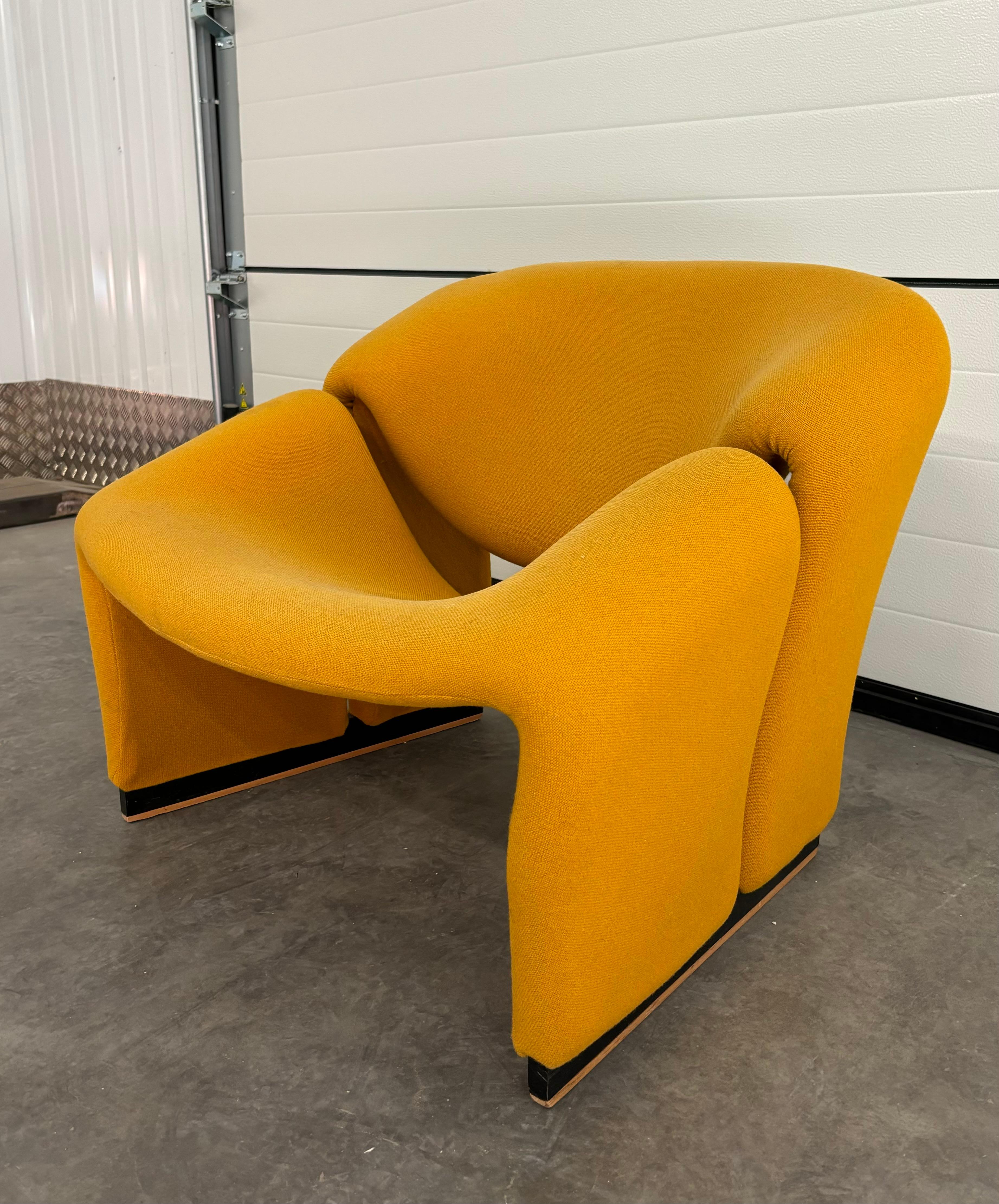 Chaise Groovy de couleur ocre et jaune, chaise A&M, modèle F580, conçue par Pierre Paulin pour Artifort dans les années 1960. Pièce étonnante de forme organique et en état d'origine. Le tissu présente des signes d'usure dus à l'âge et à