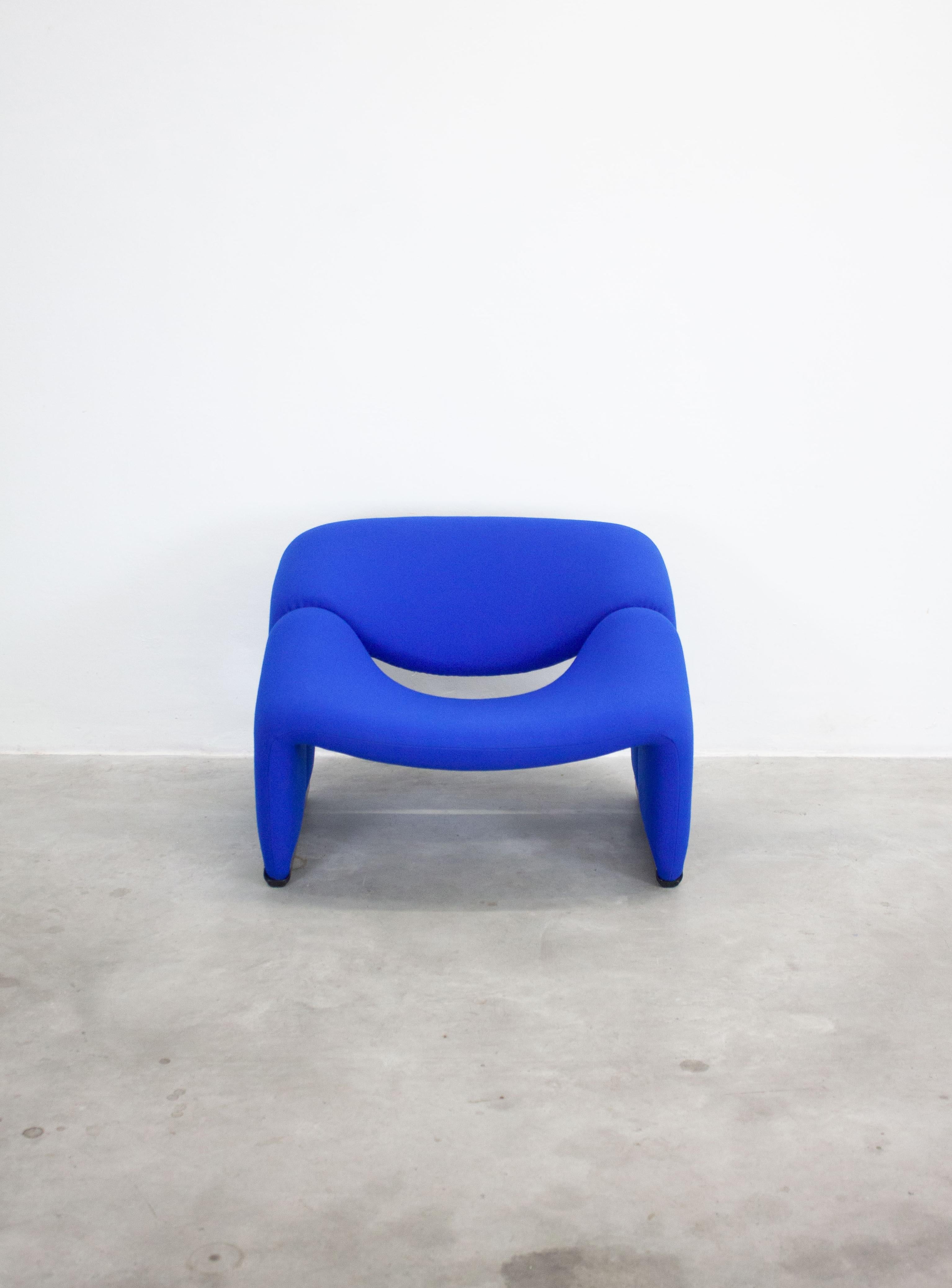 Artifort Groovy F598 oder M Lounge Chairs von Pierre Paulin in einer unserer Lieblingsfarben: Kobaltblau. Paulin entwarf diese 1960 für Castelli - Italien. Der holländische Hersteller Artifort erhielt ebenfalls eine Lizenz für die Produktion, wo