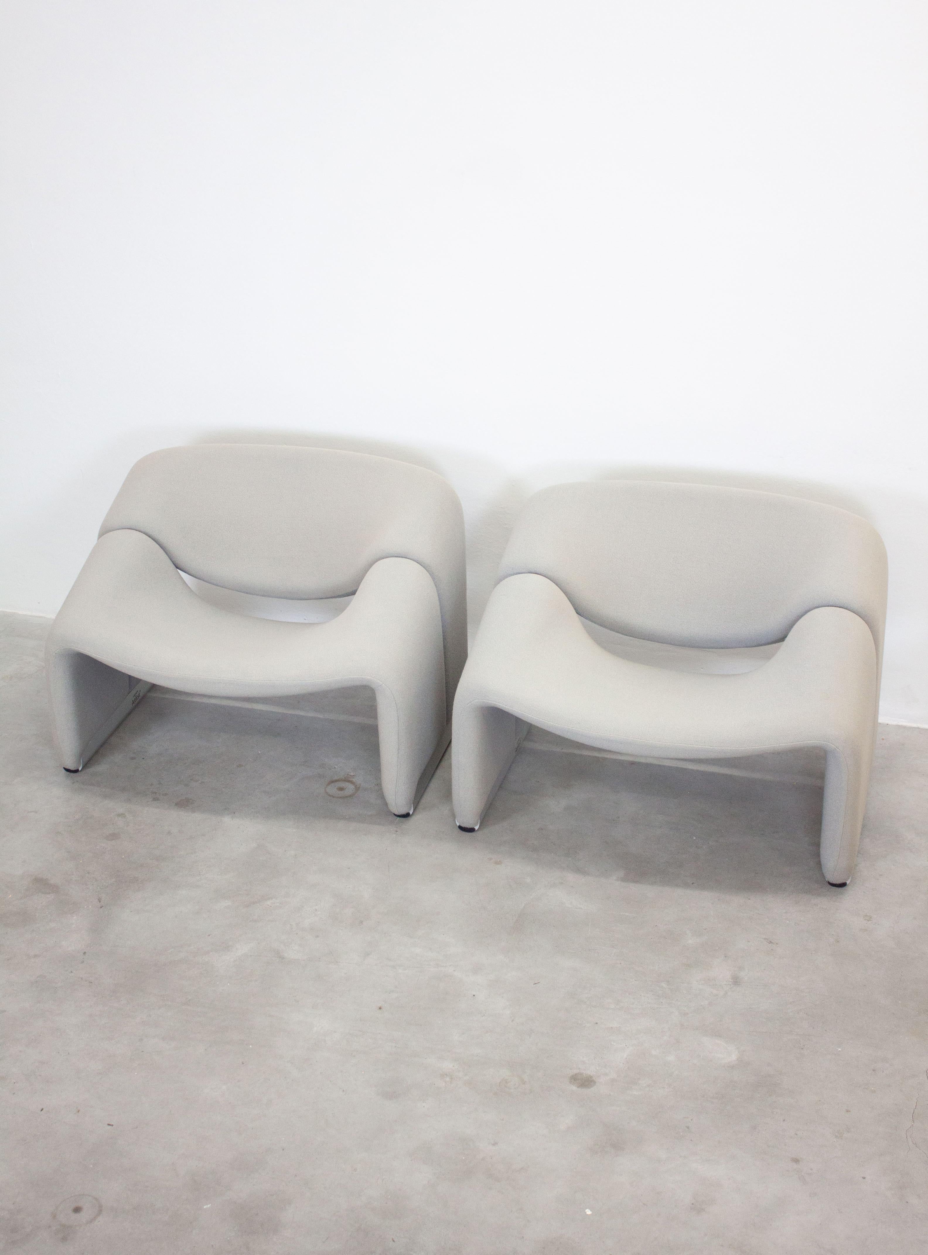 Artifort Groovy F598 or M lounge chairs by Pierre Paulin in this beautiful light grey colour. Paulin designed these in 1960 for Castelli - Italy. Dutch manufacturer Artifort was licensed to produce them as well, where these were made. These chairs