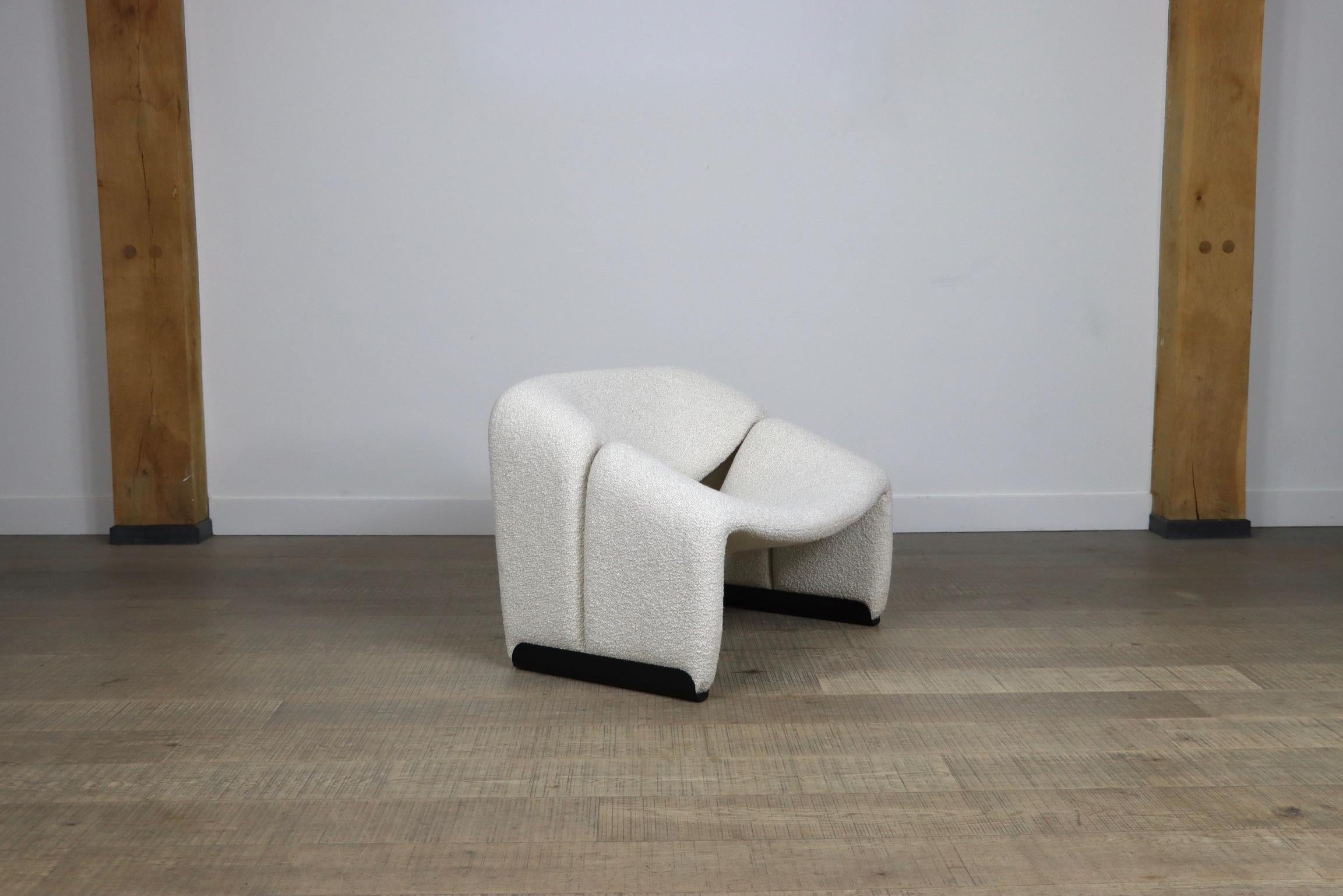 Designed by Pierre Paulin in 1973. The model F598 of Artifort, also known as the 'Groovy' or 'M chair' following its characteristic shape. This chair has been reupholstered in beautiful high quality bouclé, which has a soft cream color. These