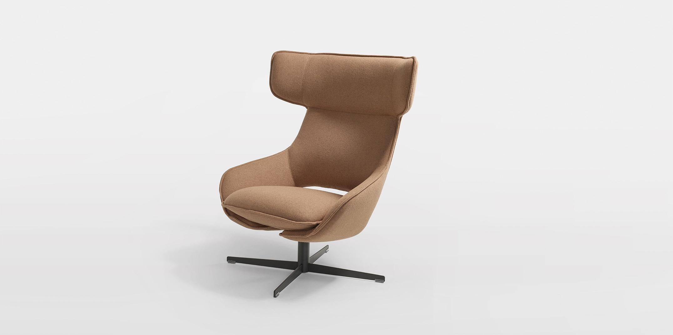 Kalm is a large, cosy armchair designed by Patrick Norguet in 2015. To give you a warmer and more domestic feel, Artifort now brings Kalm Comfort. Developed with extra soft padding and an exposed stitch work creating a more characterful and