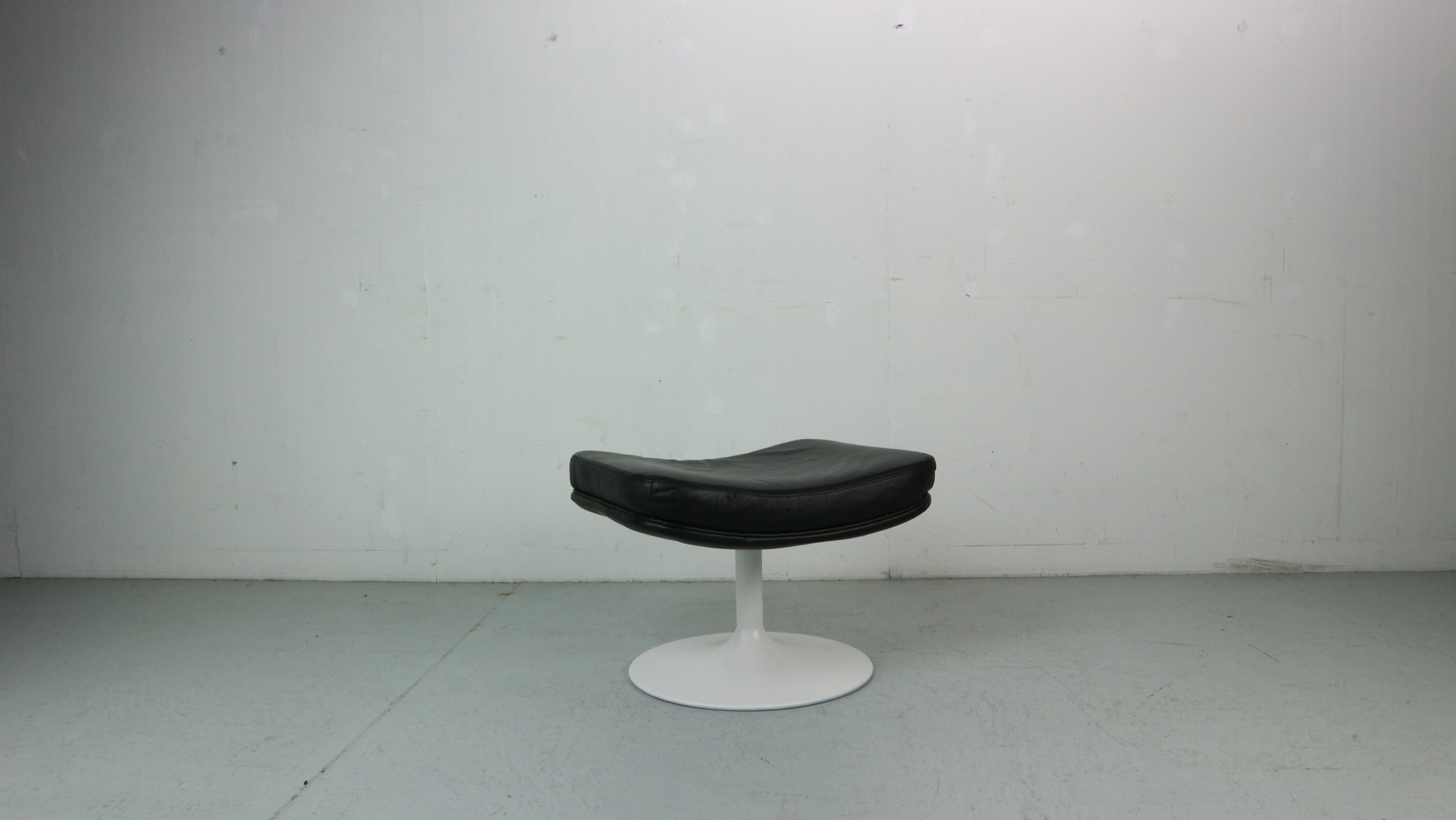 P588 Hocker oder Ottomane, der alle Stühle der Serie 500 von Geoffrey Harcourt aufnehmen kann. 
Das Leder ist insgesamt in gutem Zustand und der Fuß wurde in einem matten Weiß neu gestrichen.

