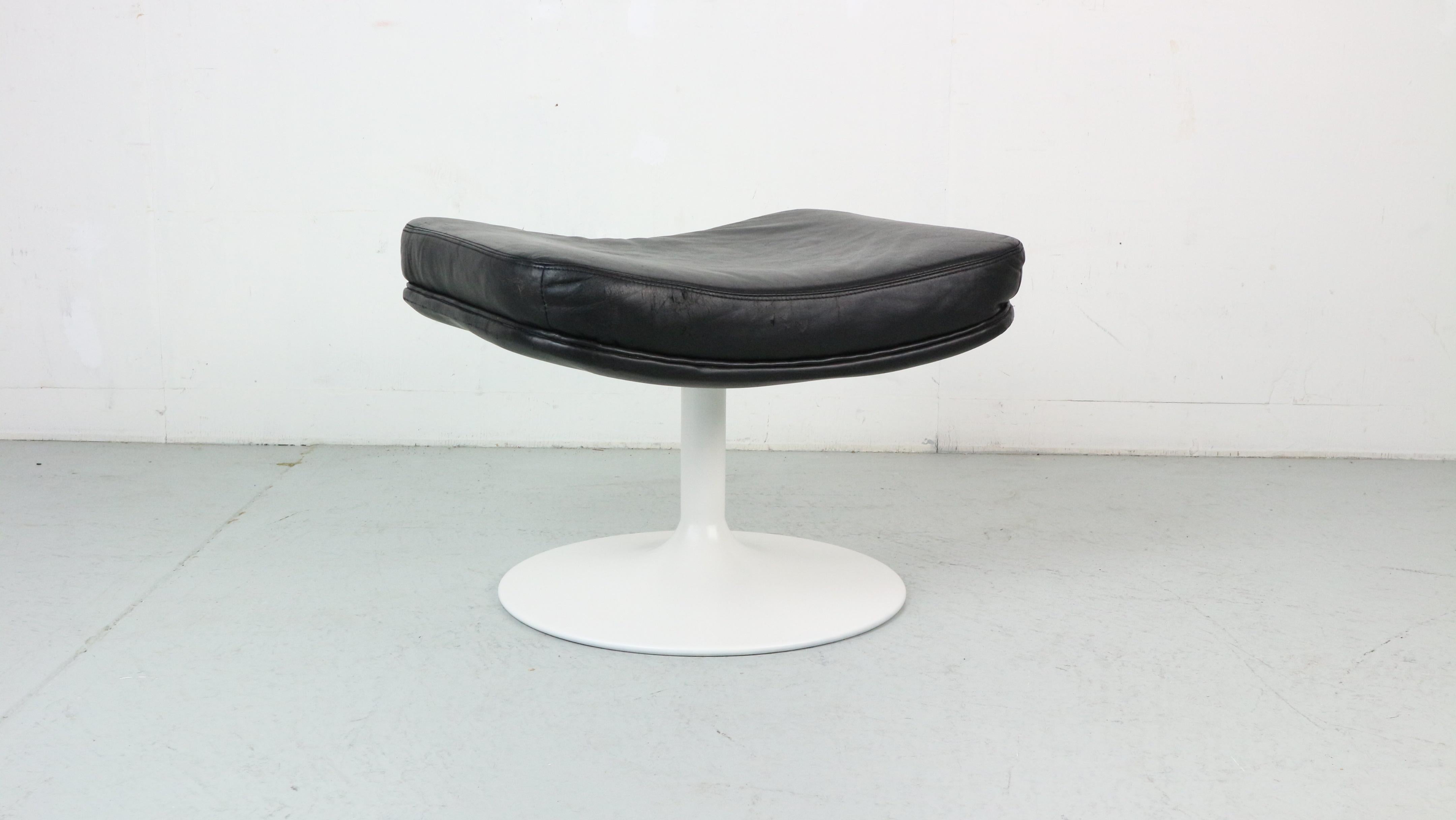 Artifort Leather and steel tulip P588 Ottoman/Footstool for F500 serie In Good Condition For Sale In The Hague, NL