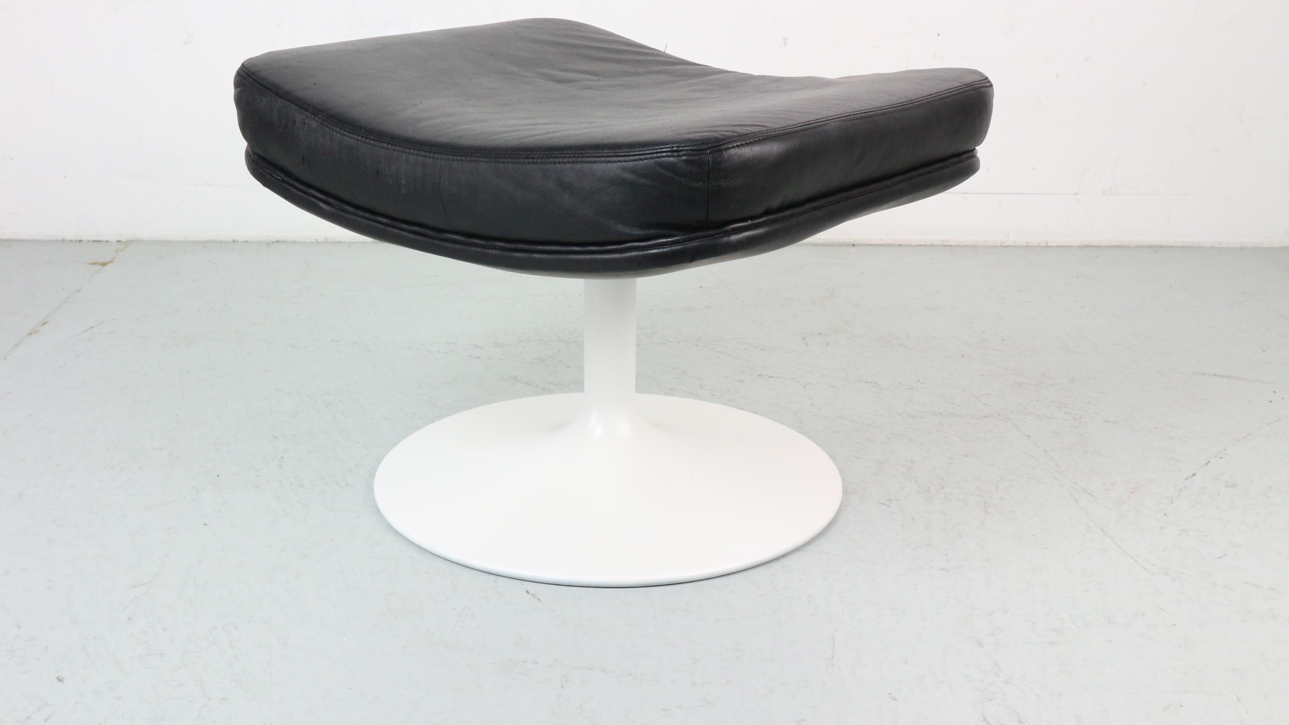 20th Century Artifort Leather and steel tulip P588 Ottoman/Footstool for F500 serie For Sale
