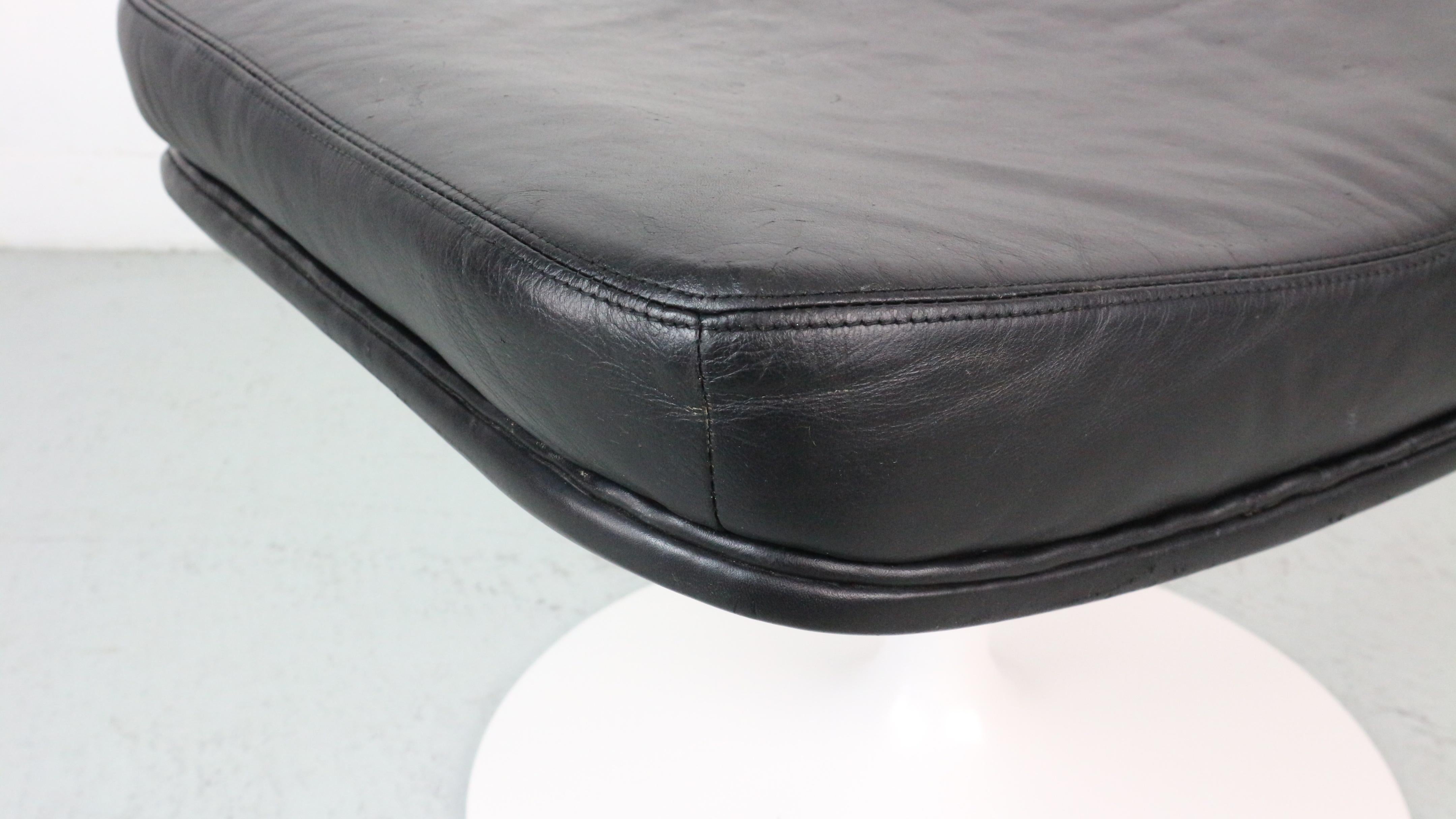 Artifort Leather and steel tulip P588 Ottoman/Footstool for F500 serie For Sale 4