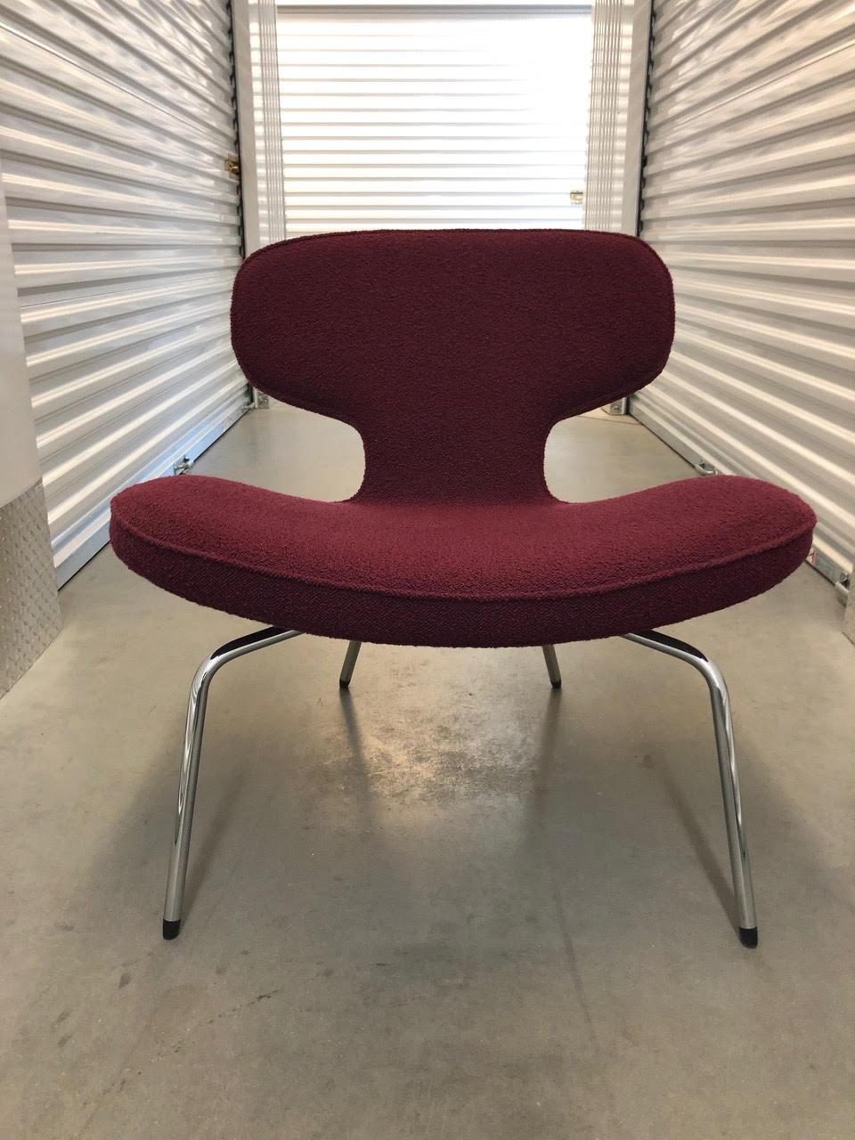 This comfortable, inventive seating element can be used as a standalone chair or interlinked. A metal link and hinge enable inward and outwardly curved rows.
Chrome base.