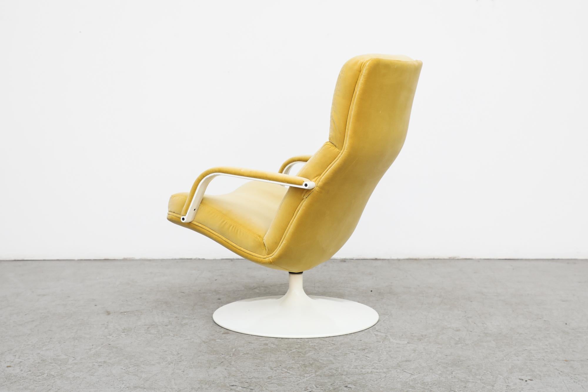 Artifort Model F156 Swivel Lounge Chair with New Velvet Yellow Upholstery In Good Condition For Sale In Los Angeles, CA