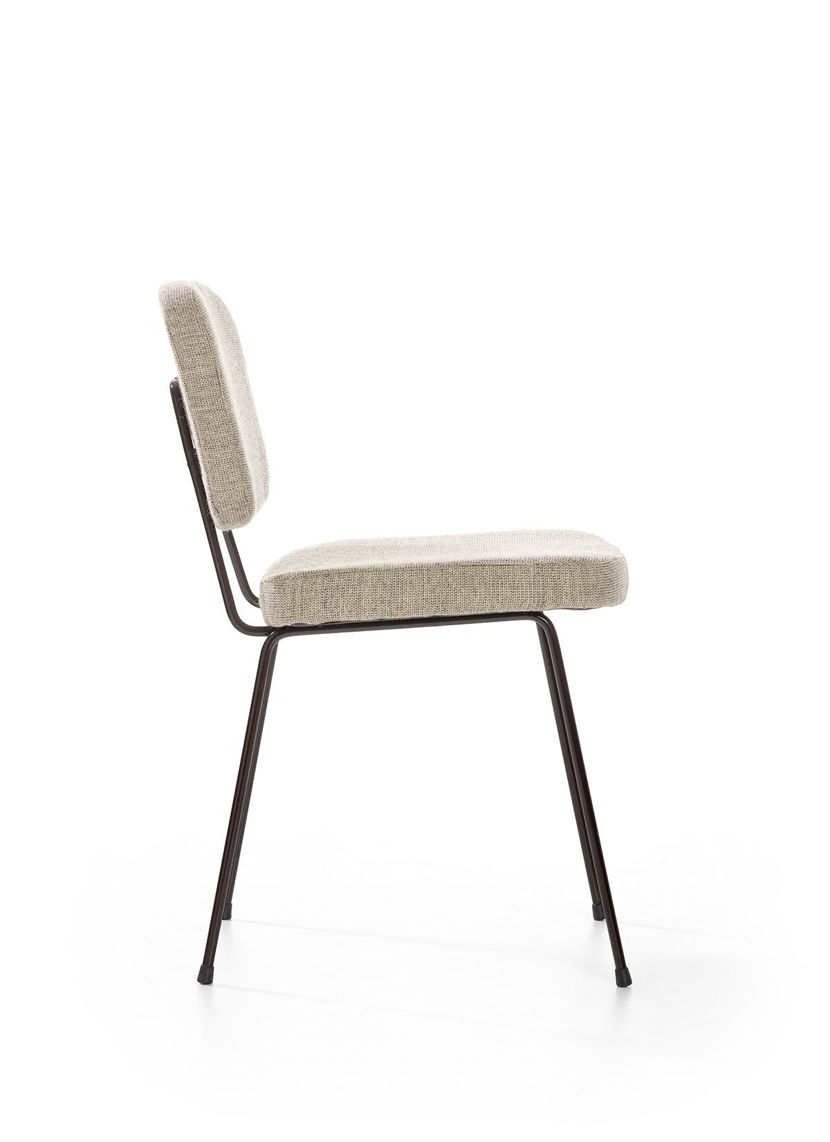 A good, old-fashioned chair designed by the late Pierre Paulin. Previously in the collection of Thonet France, it now completes the Artifort collection. The design of the Moulin dates from Pierre Paulin’s early years and was conceived on the Rue