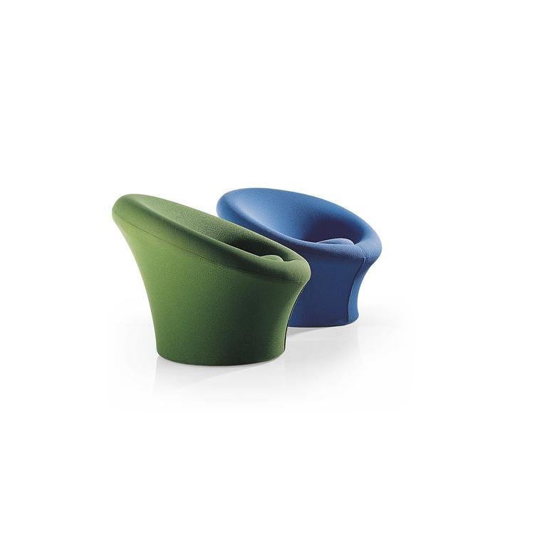 The mushroom armchair is one of the world’s most famous designs. Designer Pierre Paulin distinguished himself with this armchair in the original shape, bright colours and revolutionary manufacturing technique for the time. The idea for the mushroom