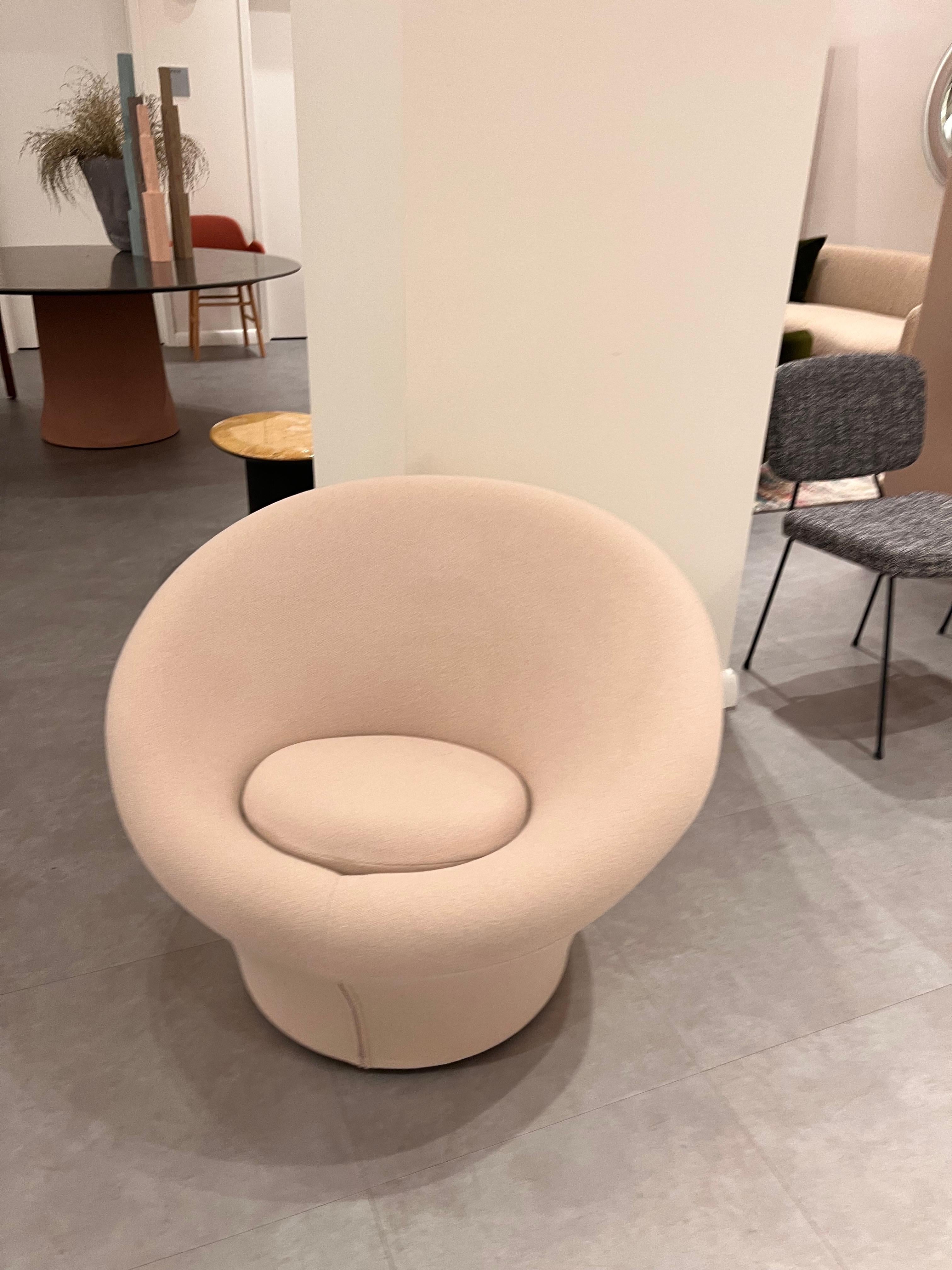 Chaise moyenne en forme de champignon
Tonus 135 catégorie CC
Le fauteuil Mushroom est l'un des modèles les plus célèbres au monde. Le designer Pierre Paulin s'est distingué avec ce fauteuil à la forme originale, aux couleurs vives et à la technique