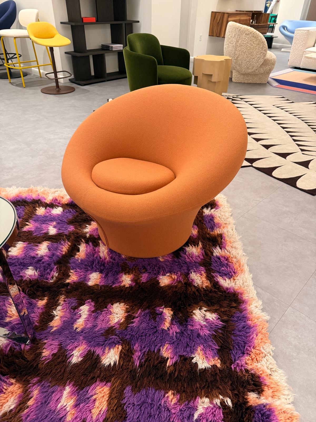 Salón de las setas
Tonus (BB) 0464
deslizadores de fieltro
Champiñón F 560

El sillón Champiñón es uno de los diseños más famosos del mundo. El diseñador Pierre Paulin se distinguió con este sillón de forma original, colores vivos y técnica de