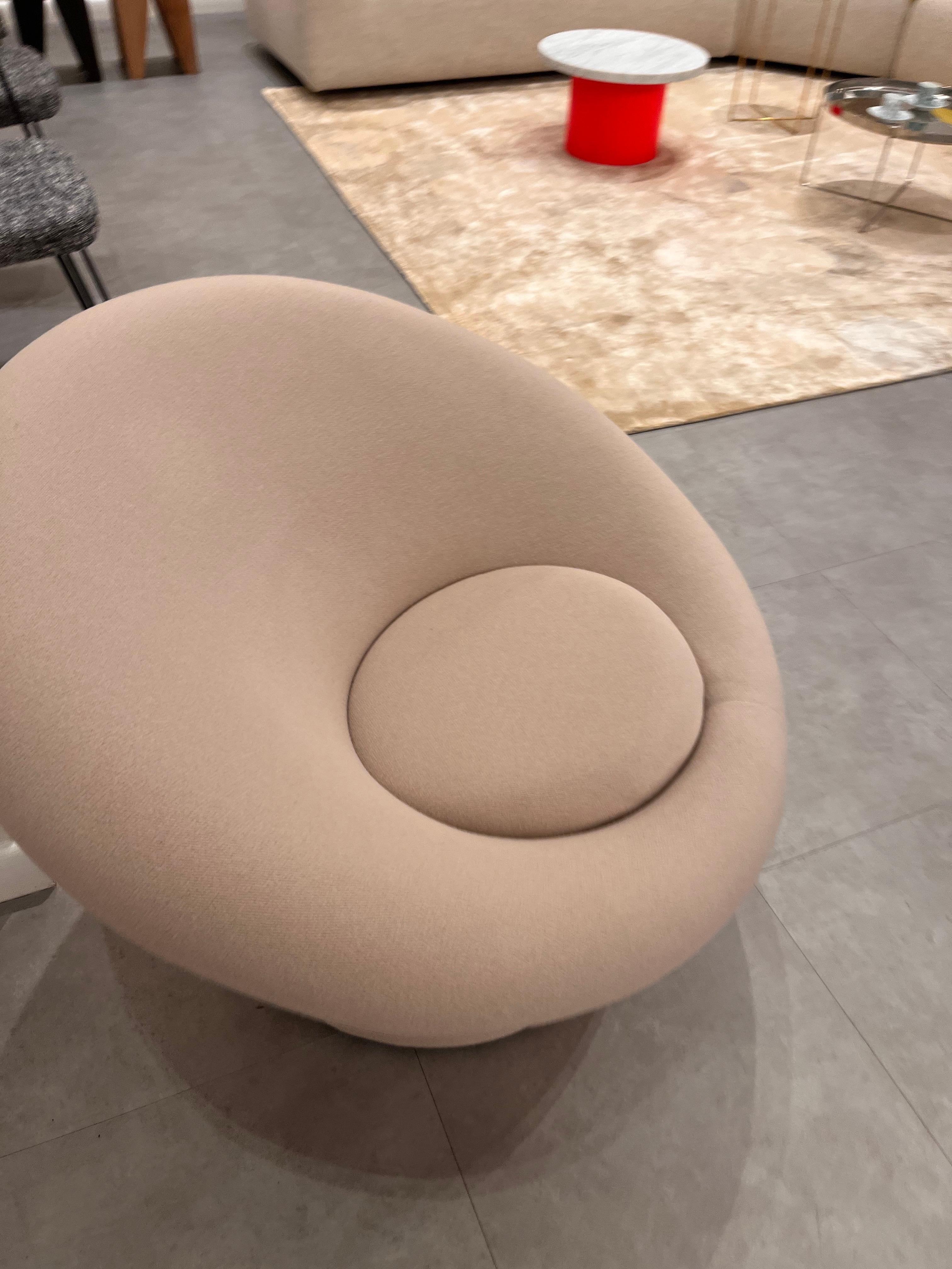 Artifort Mushroom  Lounge Chair by Pierre Paulin in STOCK In Excellent Condition For Sale In New York, NY