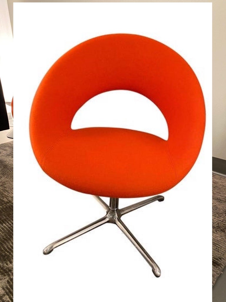 one chair
A contemporary, luxurious design. Elegant and comfortable. For meeting rooms and dining rooms. The rounded, well-fitted back makes the chair comfortable as active seating or in a more relaxed position. 
Cross base swivel w auto return