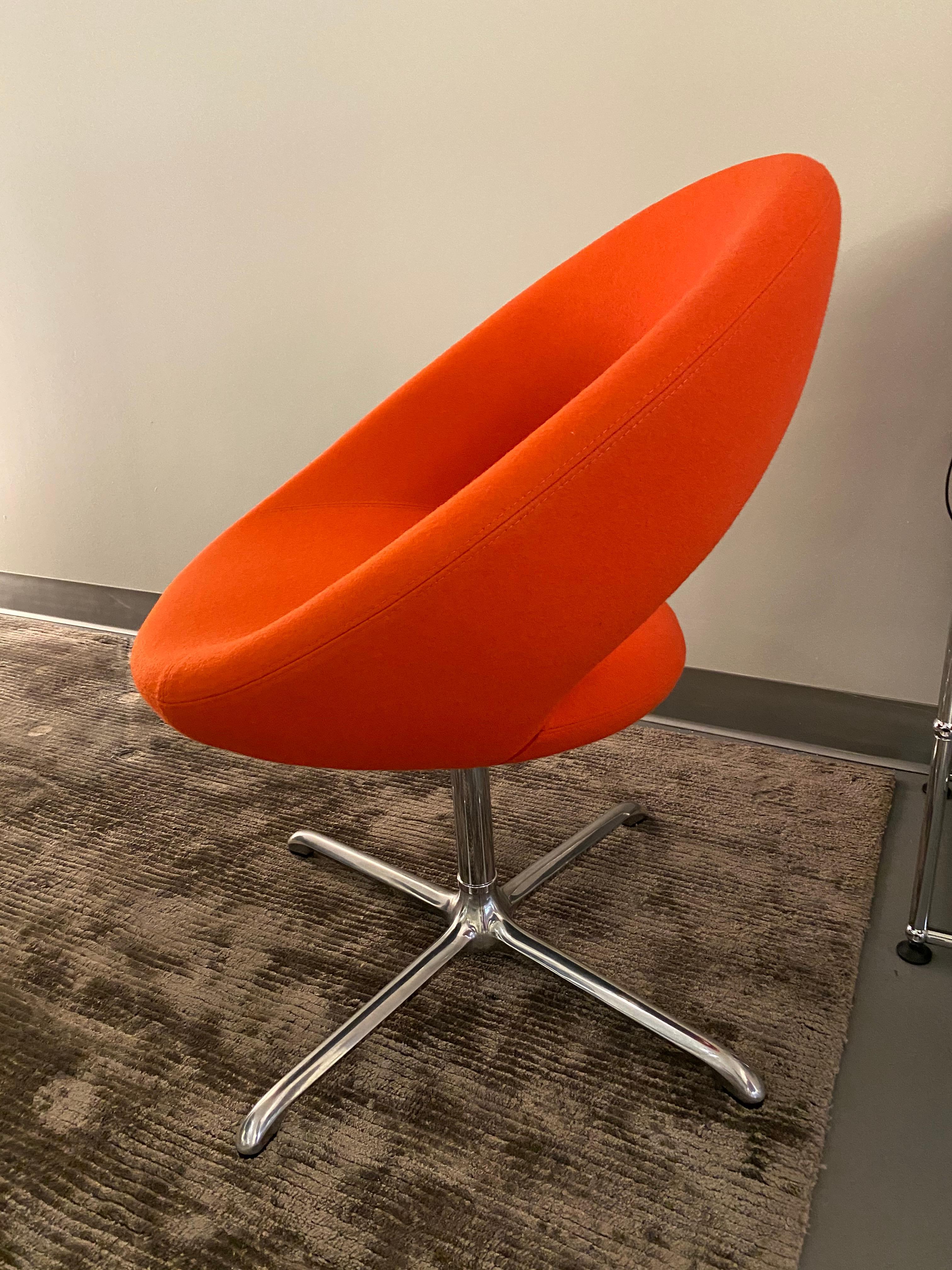 A contemporary, luxurious design. Elegant and comfortable. For meeting rooms and dining rooms. The rounded, well-fitted back makes the chair comfortable as active seating or in a more relaxed position. 
Cross base swivel w auto return mechanism