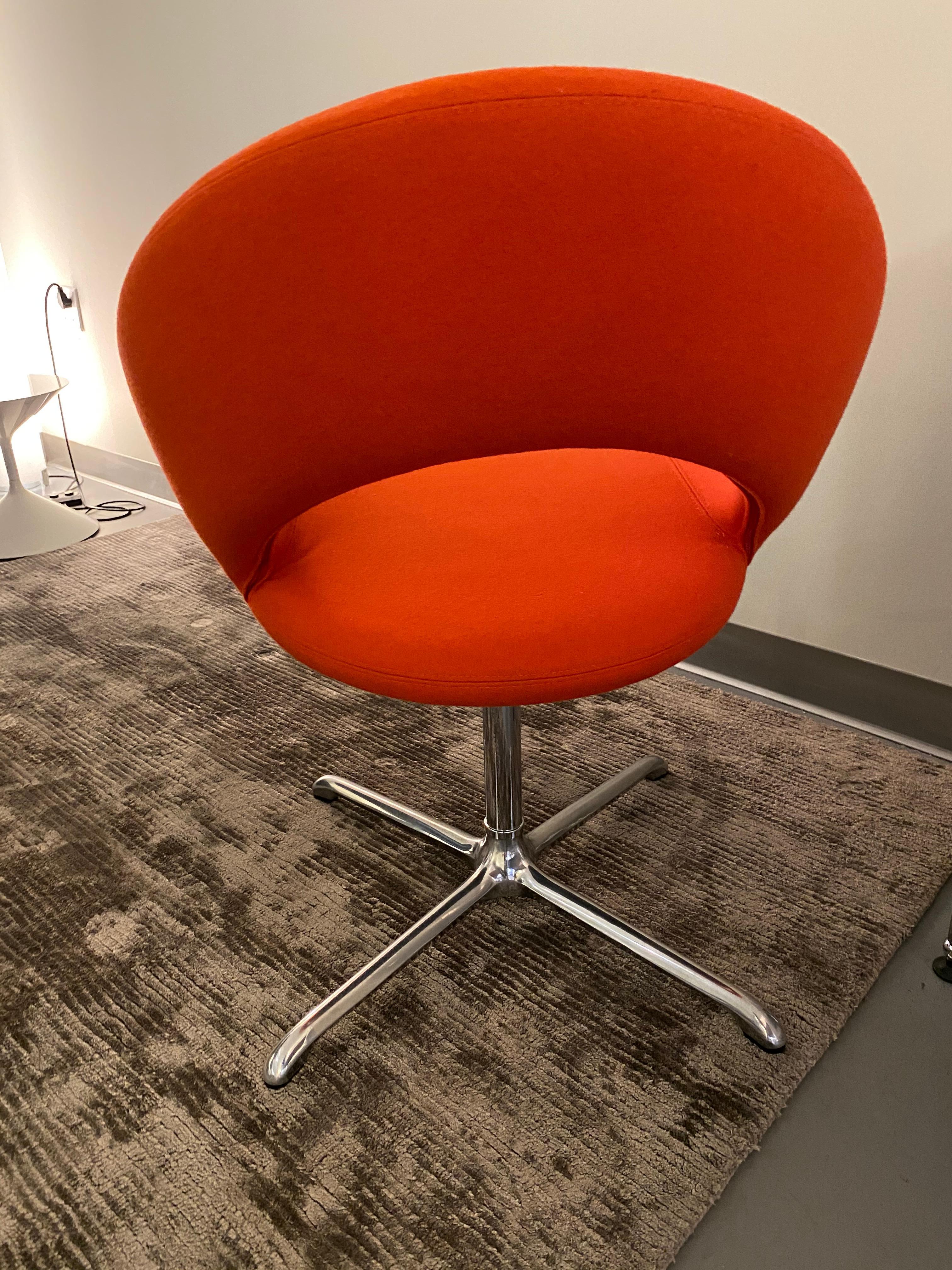 Artifort Nina Set of Two Swivel Chairs Designed by René Holten In Excellent Condition In New York, NY