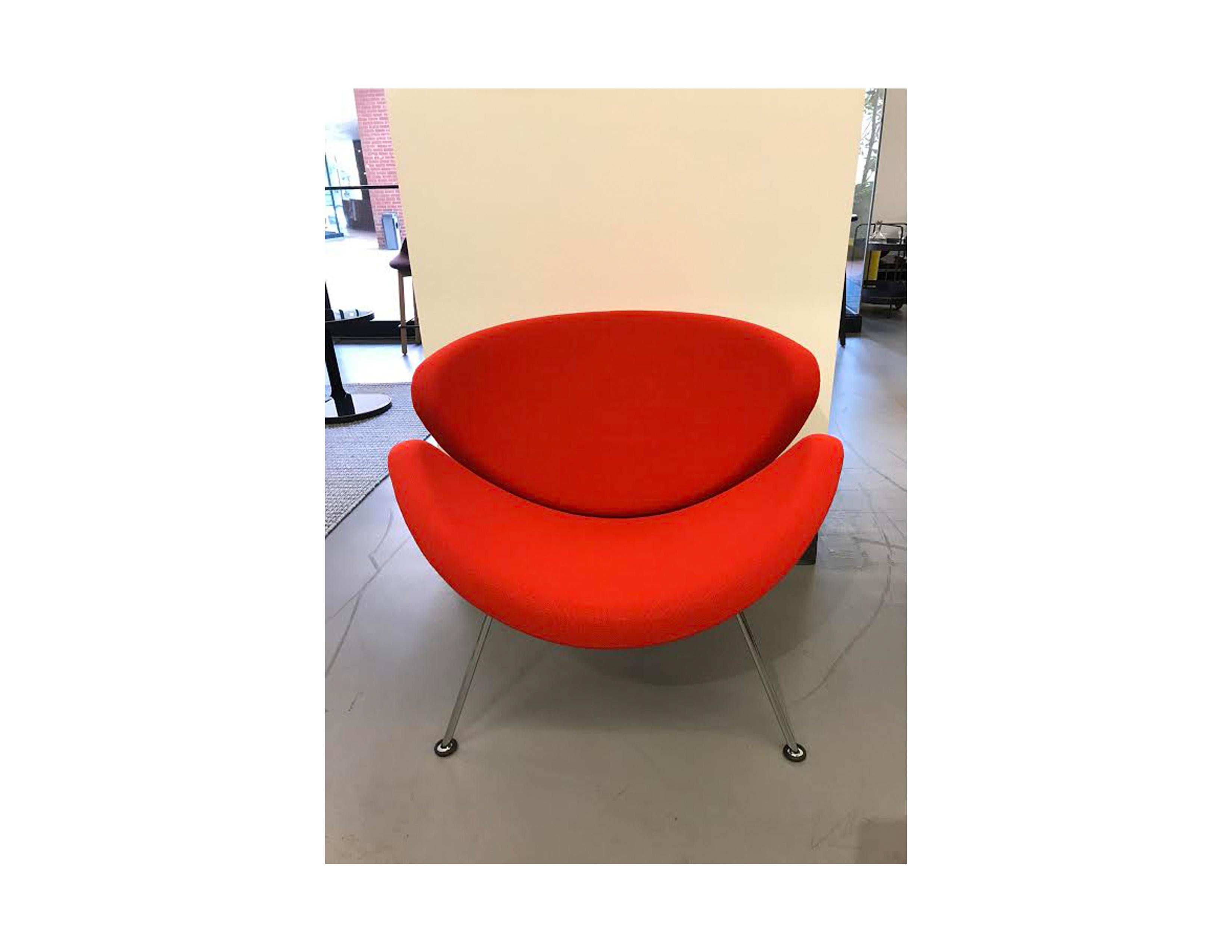 Upholstered in Kvadrat Tonus 608
The Orange Slice armchair by designer Pierre Paulin is one of the most popular design armchairs in the world. This iconic armchair makes any room more cheerful, spacious and open. Anyone who sees several Orange Slice