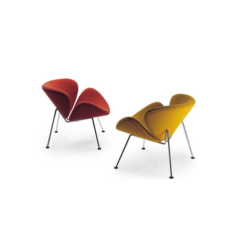 The orange slice armchair by designer Pierre Paulin is one of the most popular design armchairs in the world. The iconic armchair makes every room more open, spacious and cheerful. The most striking characteristic of the orange slice are the two