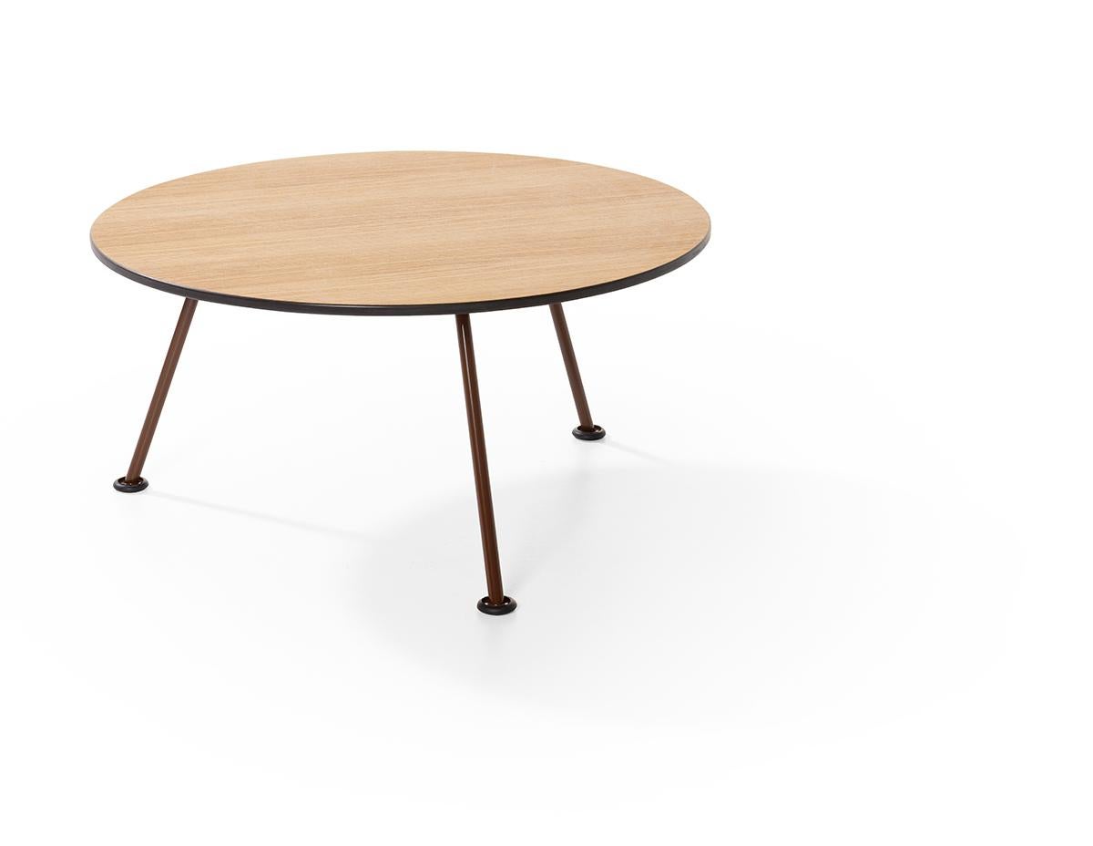 La table Orange Slice a été spécialement conçue comme une table avec le fauteuil. La table Orange Slice est disponible en deux tailles. La base est soit chromée, soit recouverte d'un revêtement en poudre. Le plateau de la table est compact et peut
