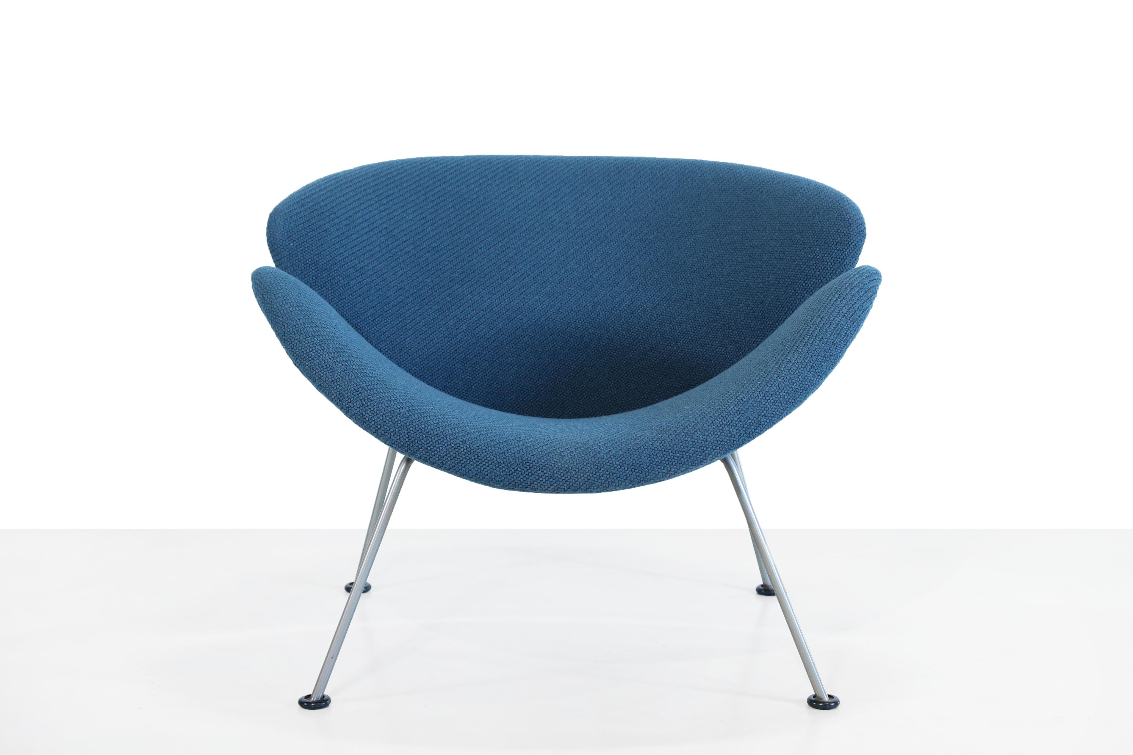 Belle icône design conçue par Pierre Paulin pour le fabricant néerlandais Artifort. Le fauteuil s'appelle Orange slice et se compose de deux coques identiques en bois de hêtre pressé qui ont été retapissées dans un tissu d'ameublement de haute