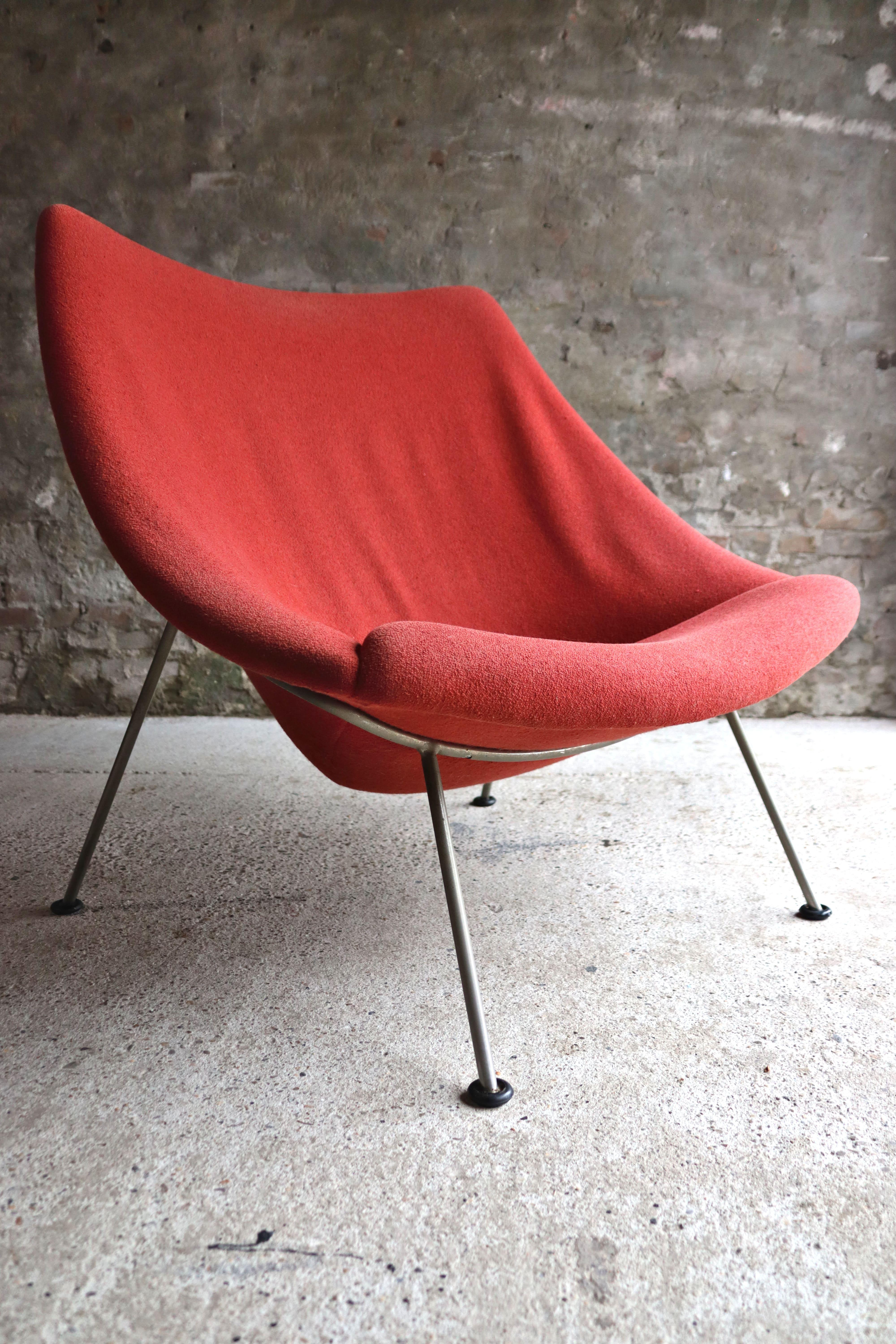 This is the Artifort Oyster F157 designed by Pierre Paulin for Artifort in the 1960s. Artifort started making this design classic in 1959. This reupholstered armchair has a wonderful seating comfort. The Artifort Oyster is available in two sizes.
