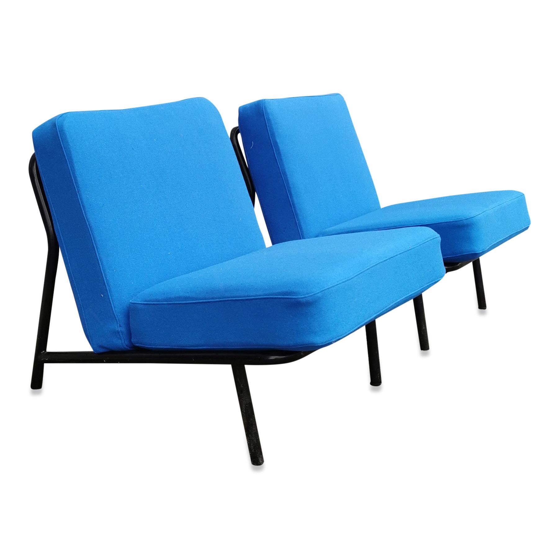 Artifort paire de fauteuils de relaxation minimalistes:: Pays-Bas:: années 1960 État moyen - En vente à New York, NY