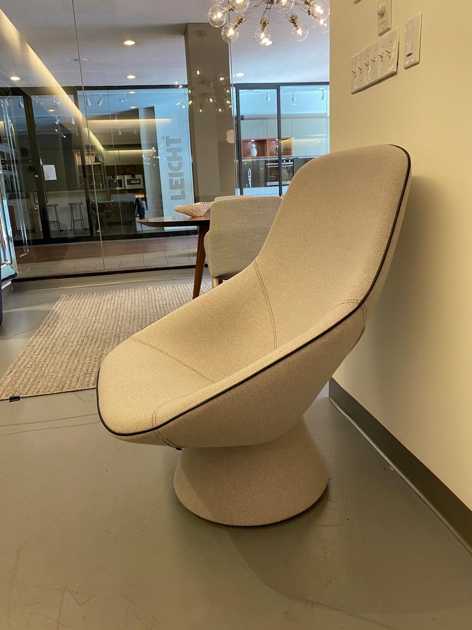 Pala Swivel chair
Artifort Selecte 130 fabric with black leather piping.
Pala is a fully upholstered armchair on a pedestal designed by Italian designer Luca Nichetto. The design follows the shape of a human body and combines Artifort’s heritage