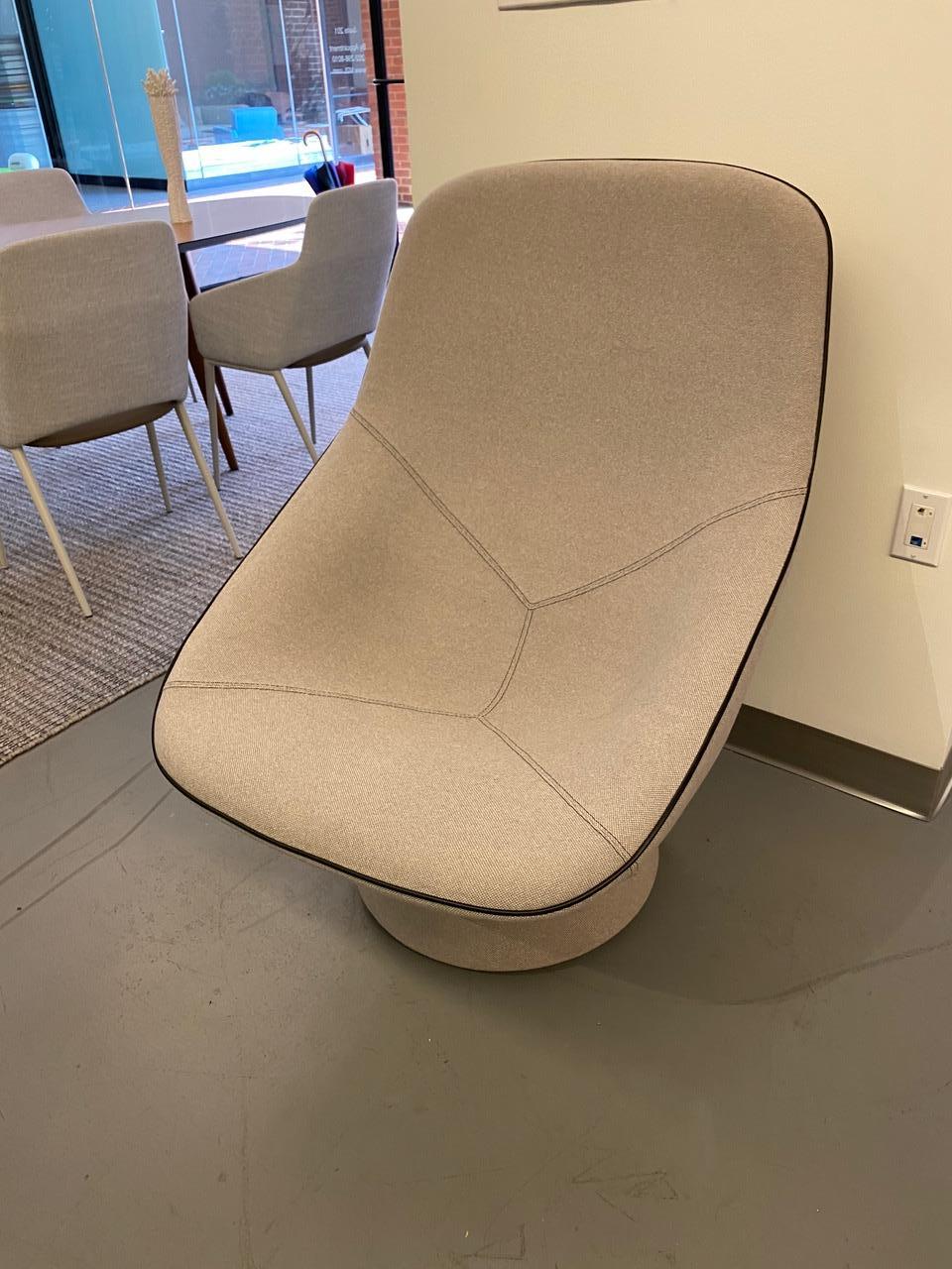 Modern Artifort Pala Swivel Lounge chair Designed by Luca Nichetto