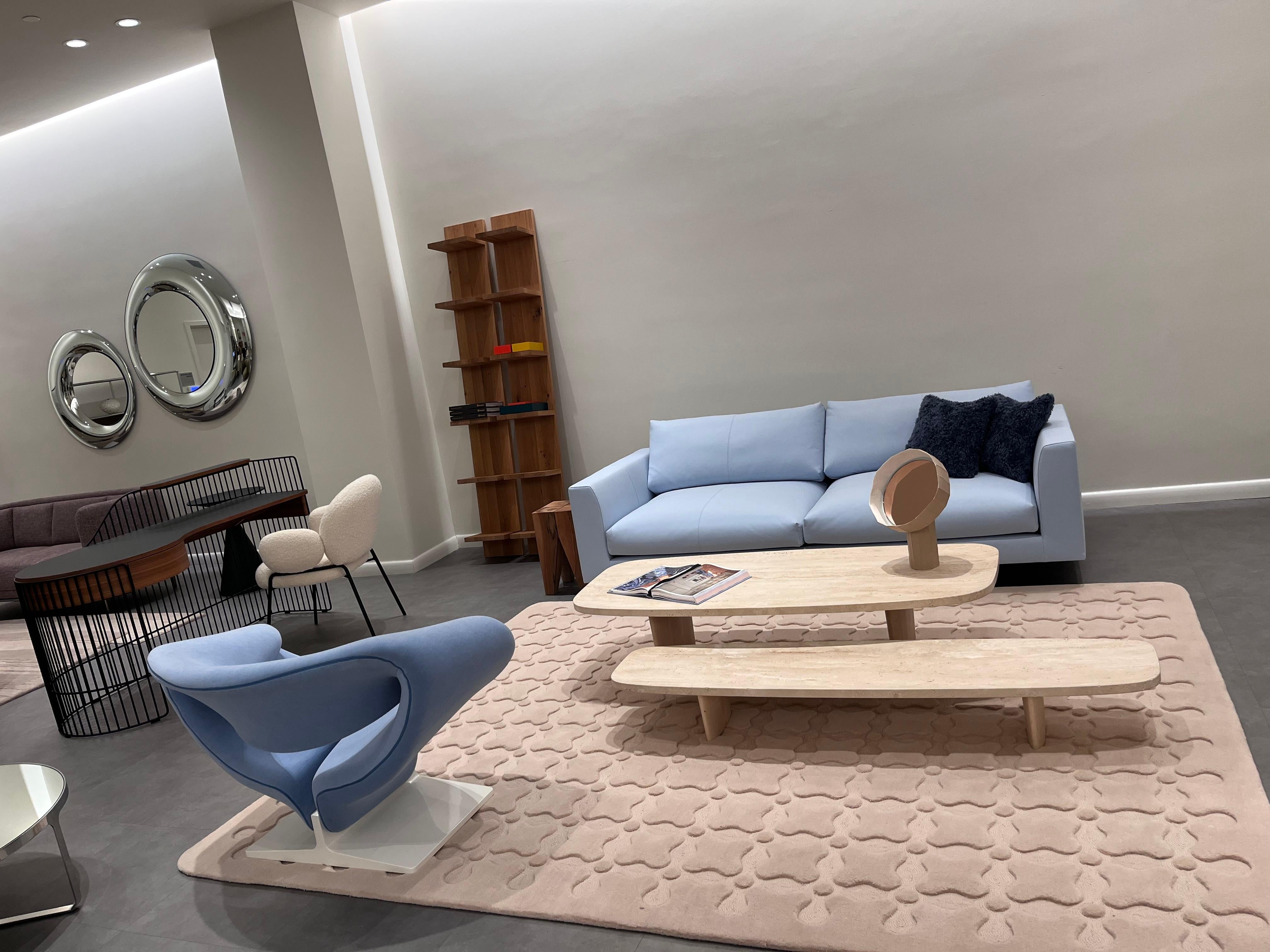 A completely upholstered design by Pierre Paulin from 1966 and a professional, innovative vision on the well-known ribbon form. Metal frame with horizontal springs, covered with foam and stretch fabric. A lacquered pressed-wood pedestal. A beautiful
