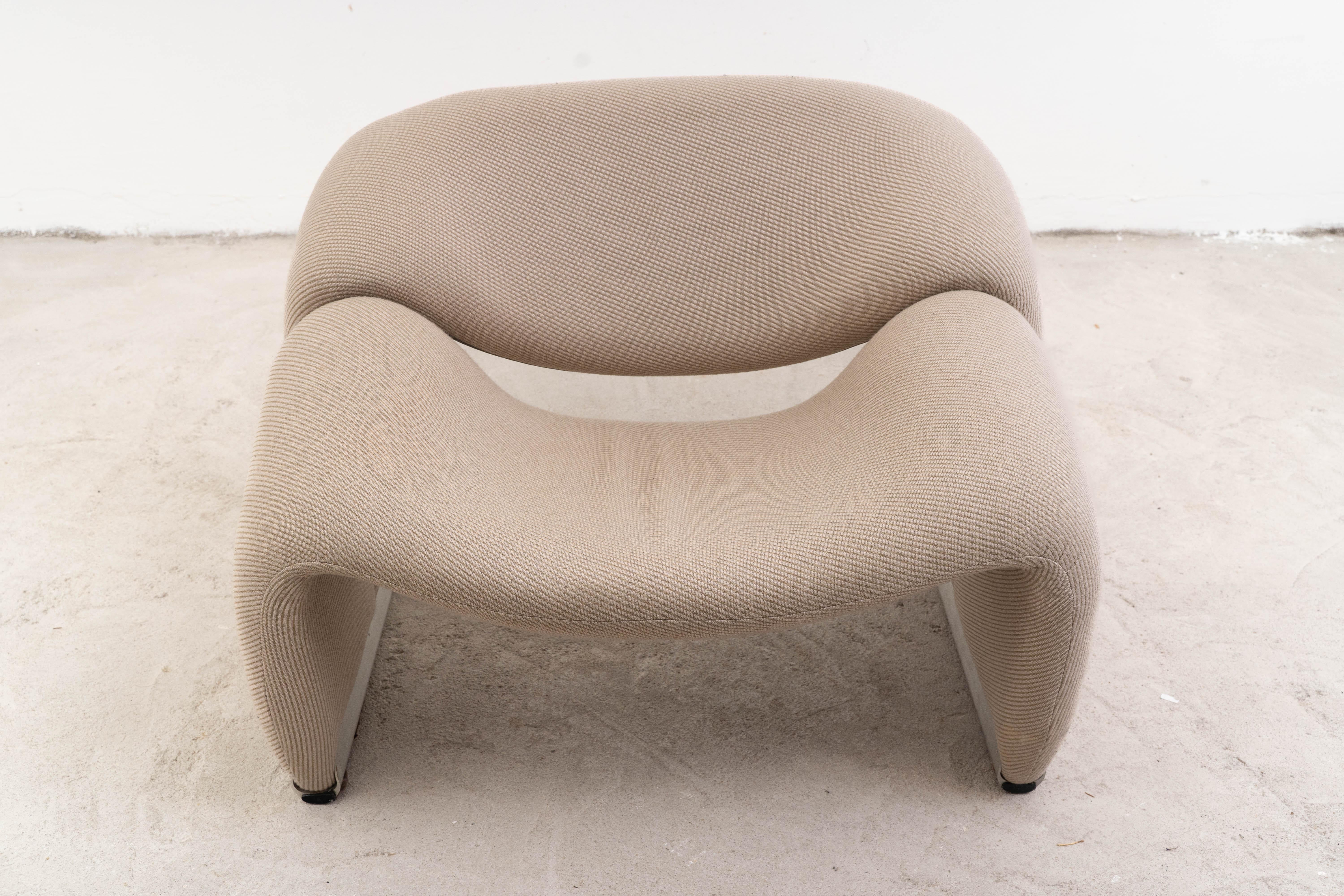 Vintage Artifort Groovy Chair by Pierre Paulin – Beige  Mid-Century Modern (1970s–80s)
Made in the Netherlands

Add a touch of iconic mid-century modern style to your space with this original Groovy Chair (Model F598), designed by the legendary