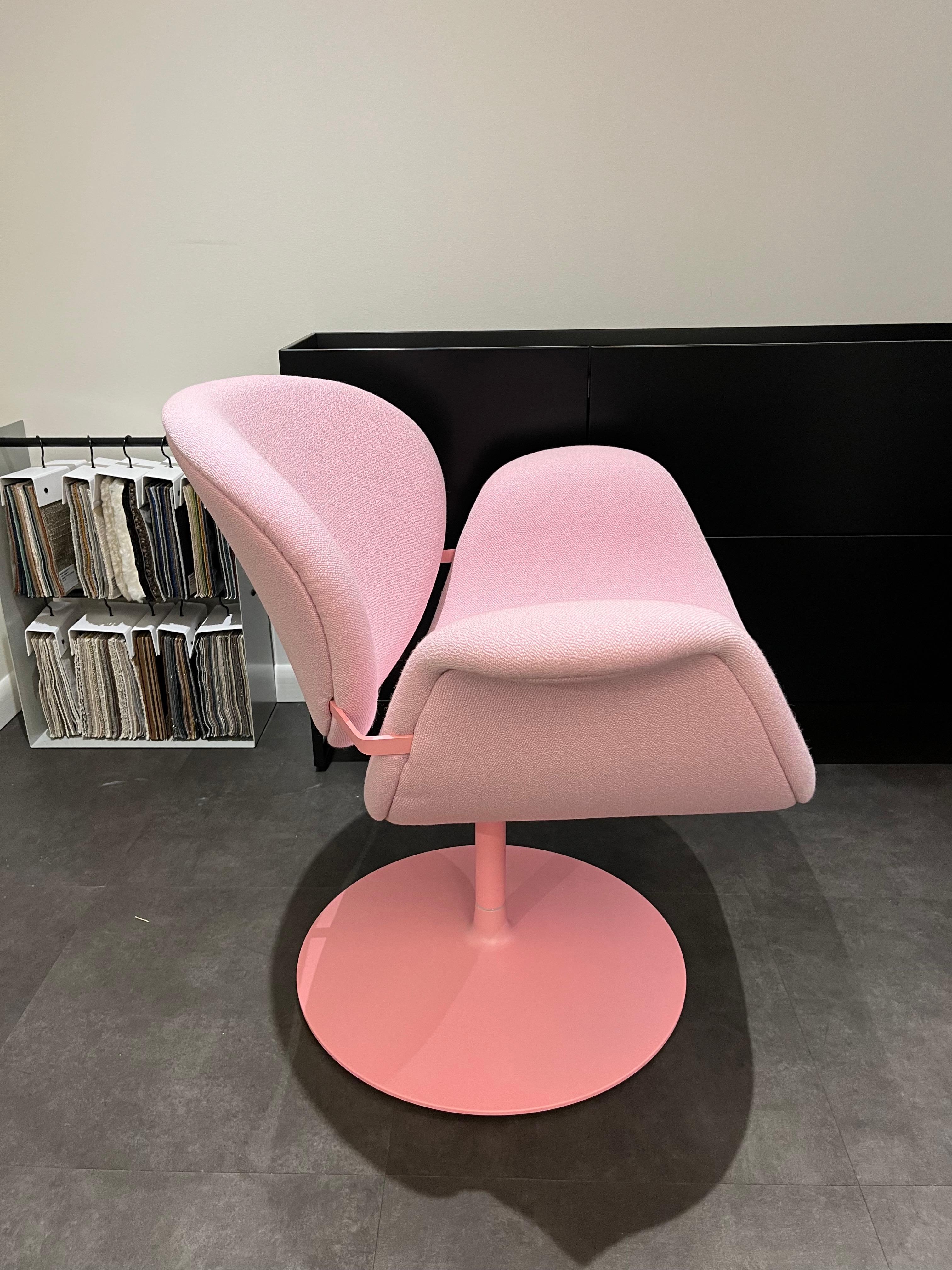 Mid-Century Modern Artifort Pierre Paulin Swivel Pink Tulip Midi Lounge Chair in STOCK