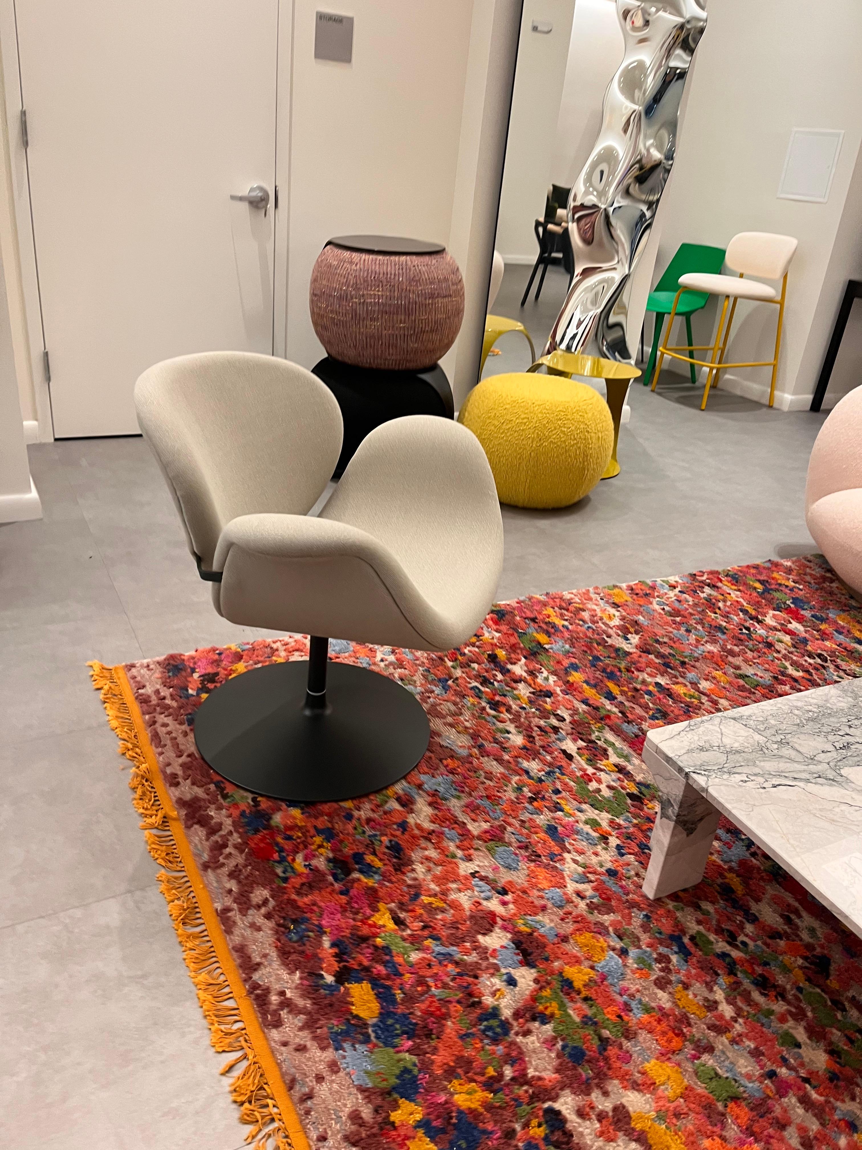Tumbona Artifort Pierre Paulin Swivel Tulip Midi en STOCK en Excelente estado para la venta en New York, NY