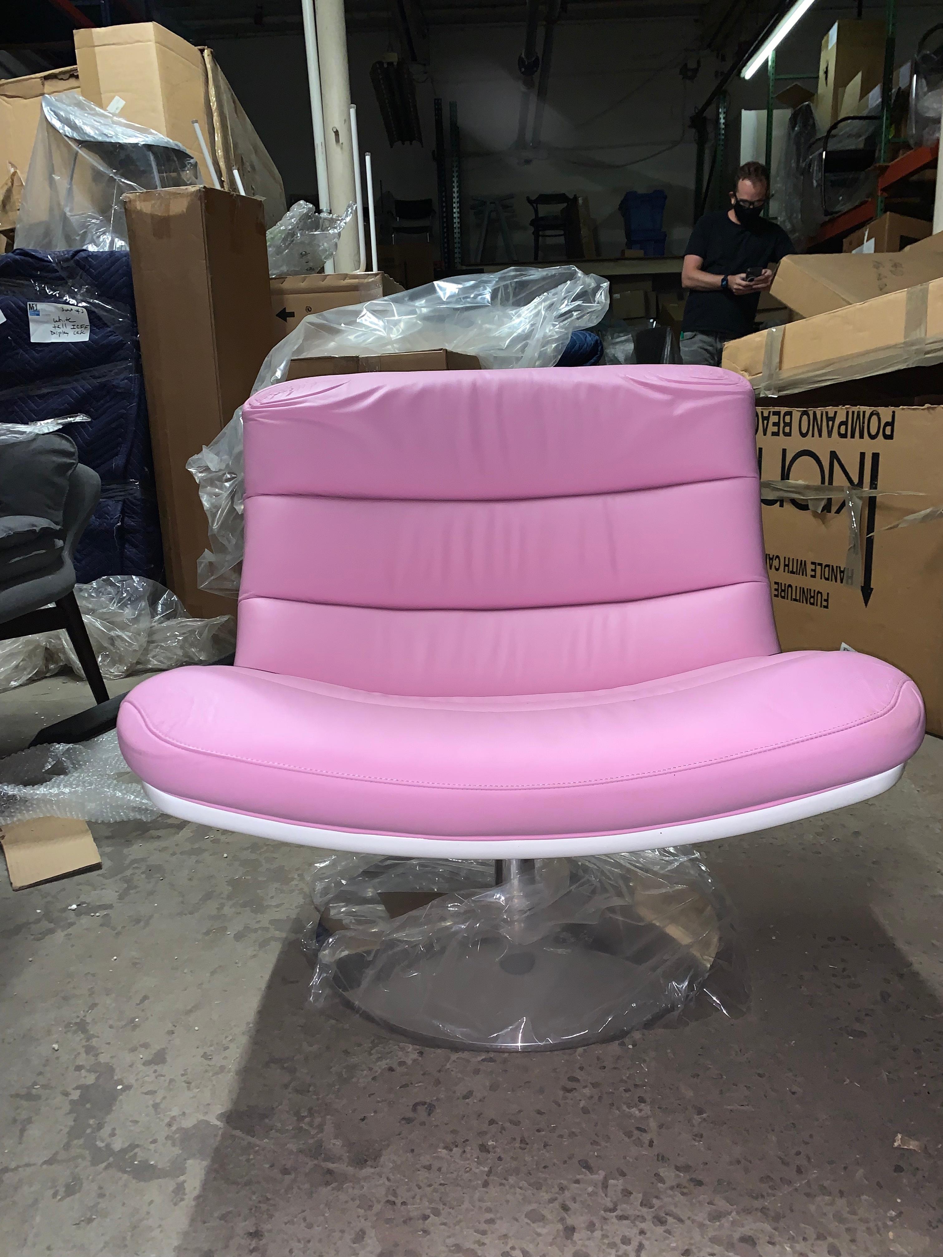 Néerlandais NOUVEAU fauteuil de salon Artifort rose F978 conçu par Geoffrey D. Harcourt  en STOCK en vente