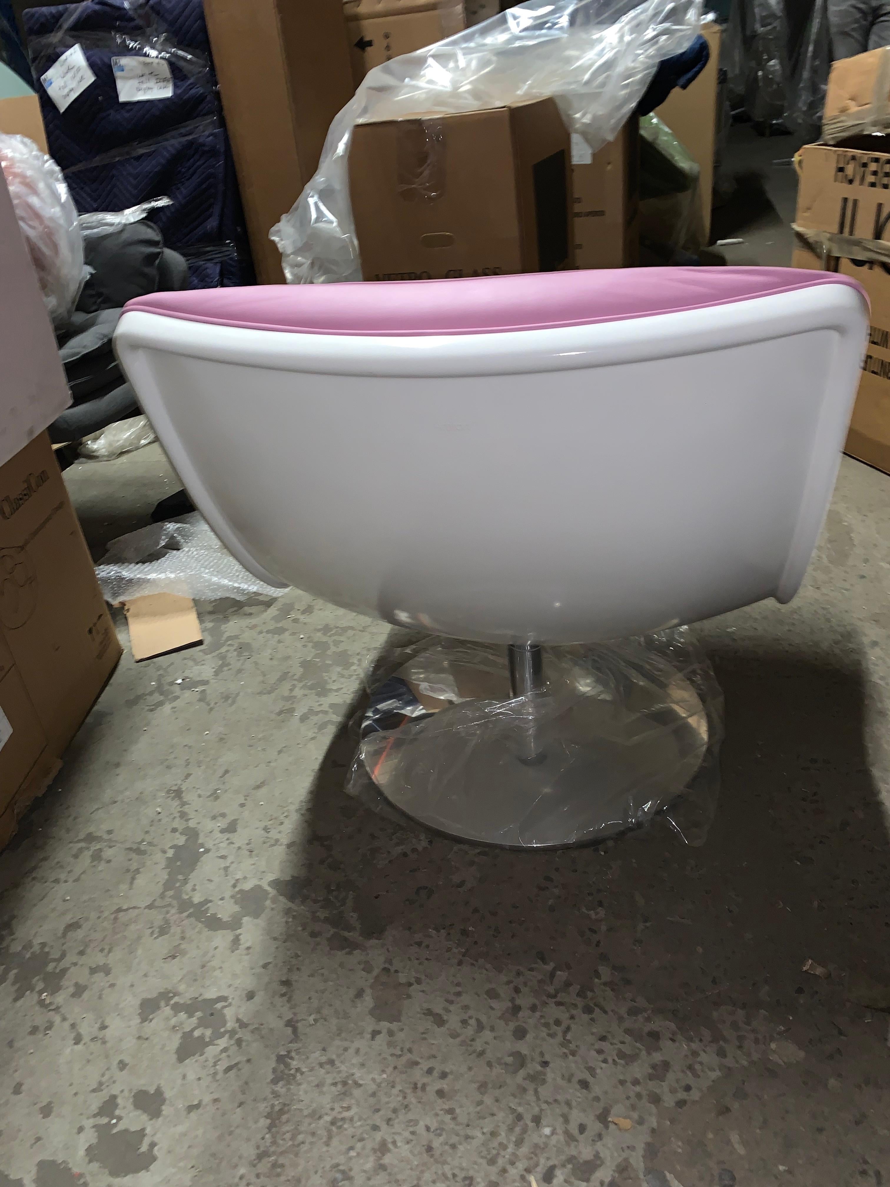 NEW Artifort Pink F978 Lounge Chair designed by Geoffrey D. Harcourt  in STOCK In Good Condition For Sale In New York, NY