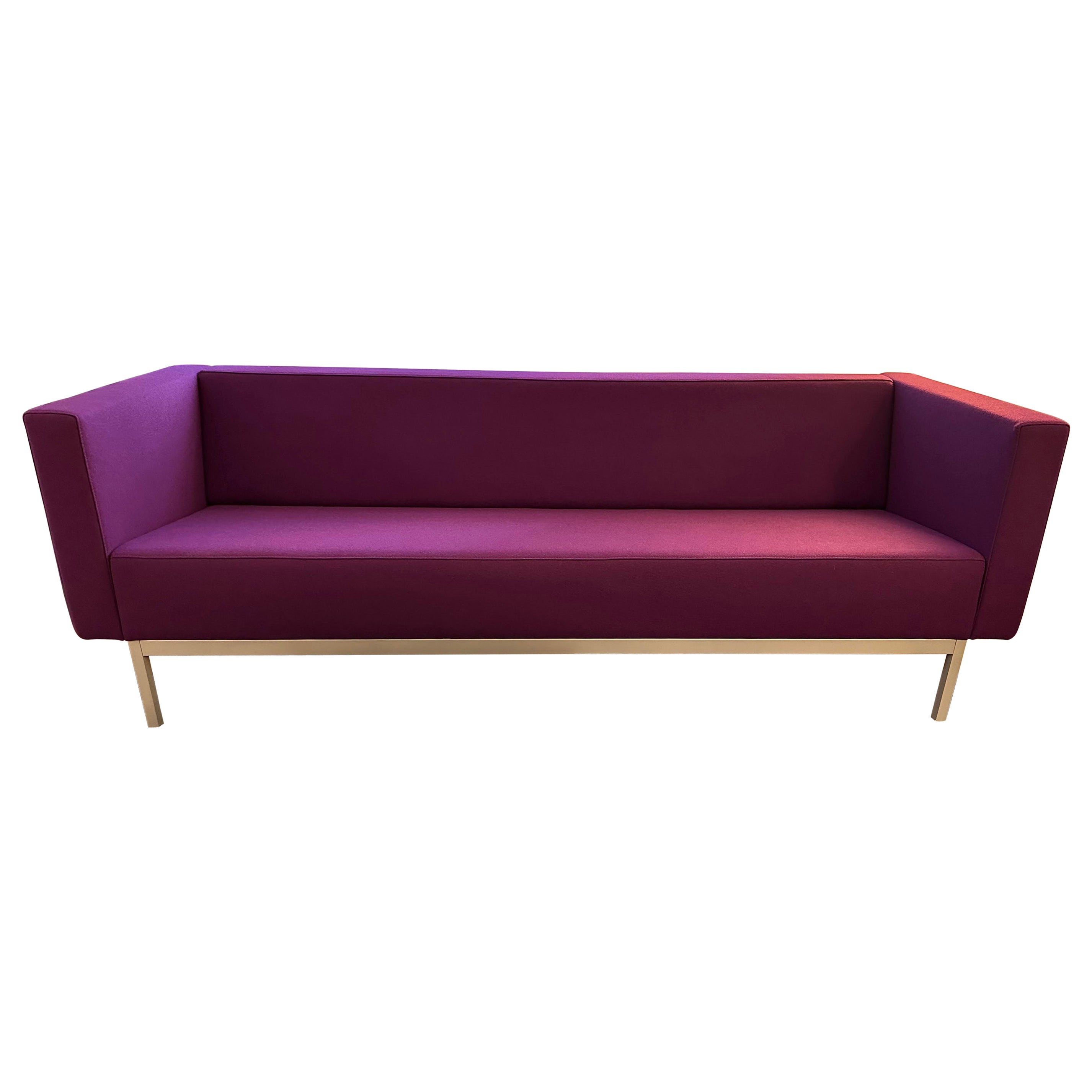 Artifort Divano viola 070, 2,5 posti con braccioli di Kho Liang Ie in STOCK in vendita