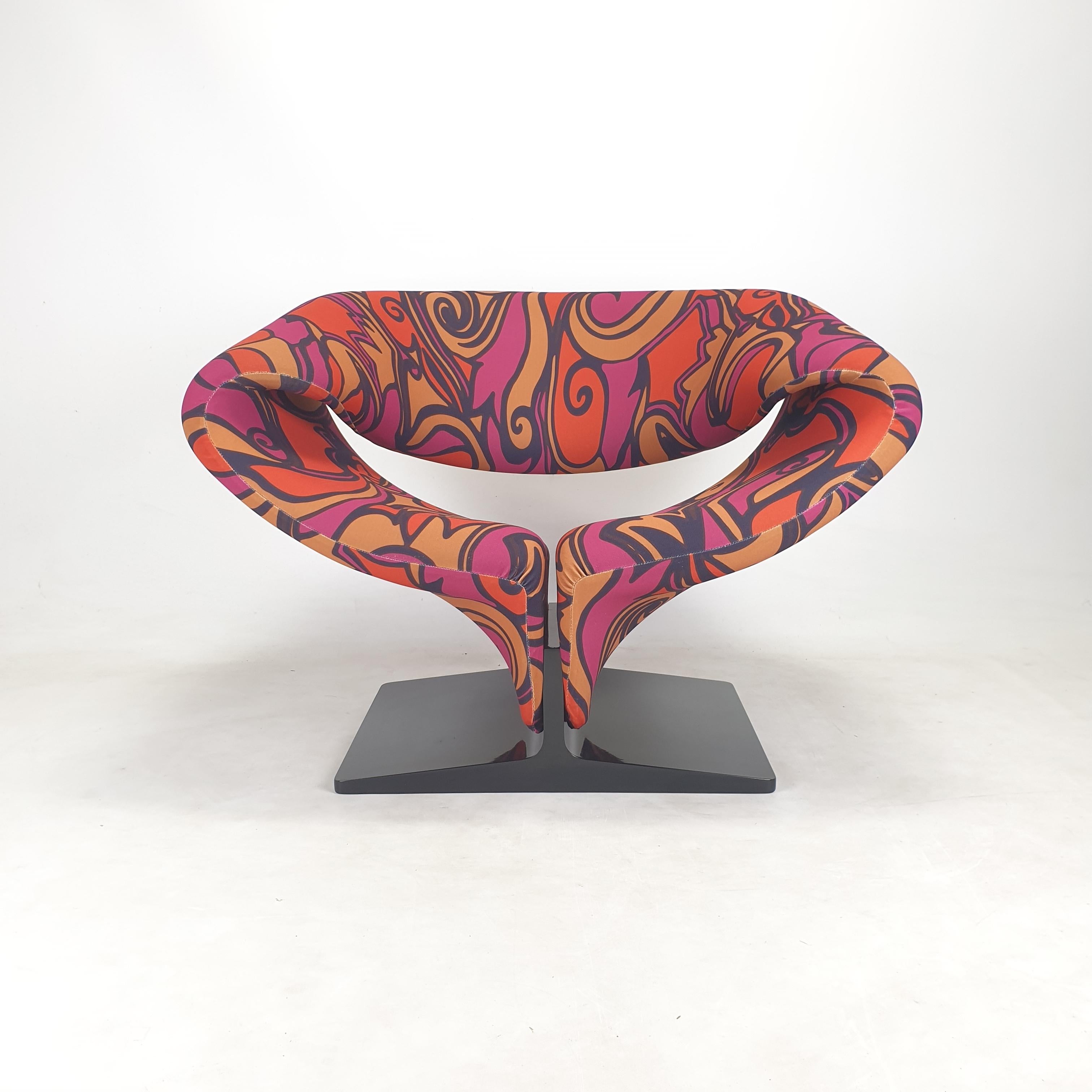 Chaise à ruban étonnante dans une édition très rare.
Il a été conçu par le célèbre Pierre Paulin (France) dans les années 60 et produit par Artifort (Pays-Bas). 
Cette pièce Icone est produite dans les années 2000.

La chaise est revêtue du tissu