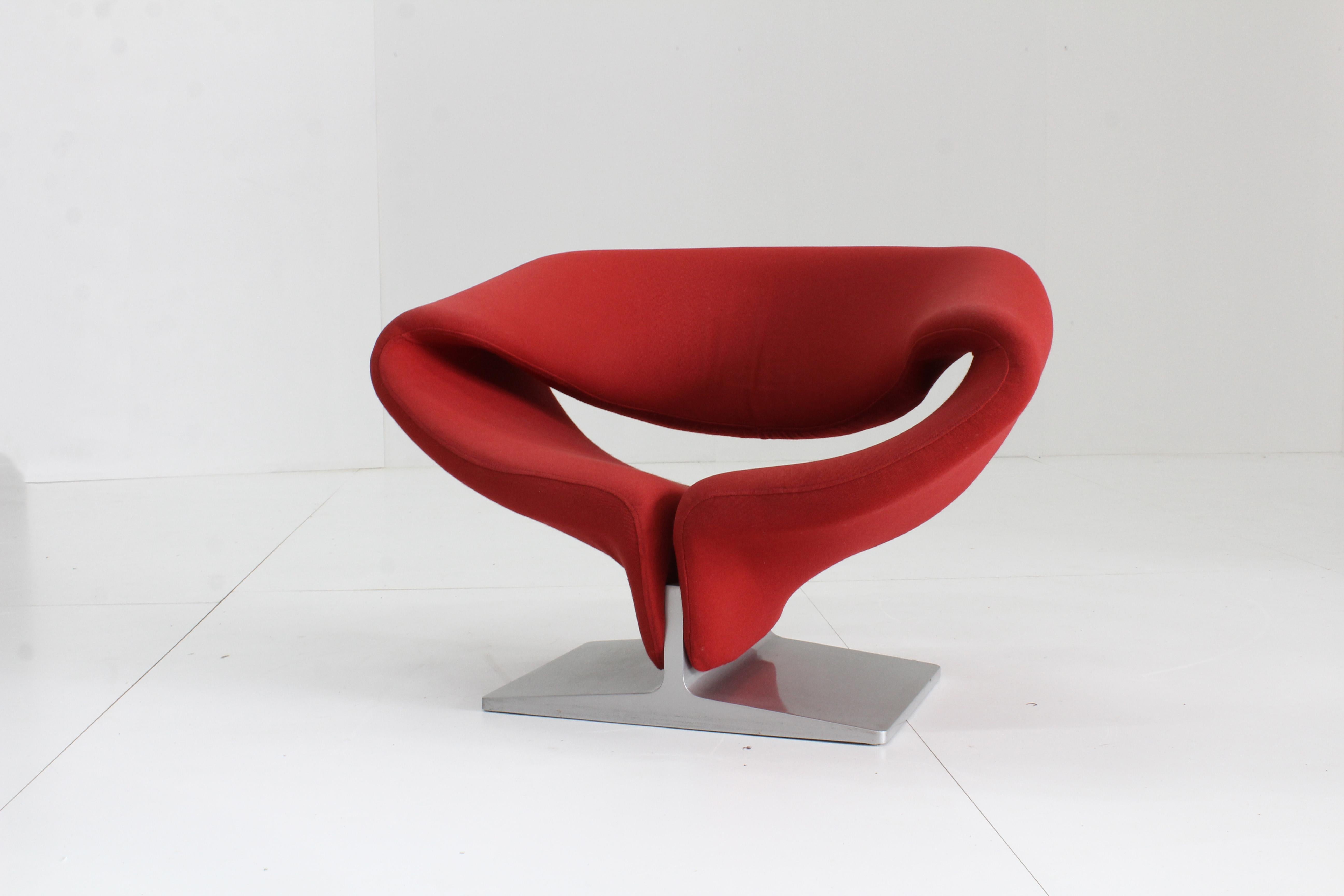 Artifort Ribbon chair model F582 designed by Pierre Paulin. A sculptural design from 1966 in red fabric.

Very good condition fabric as well as structure. It's a real eye catcher in your living room.