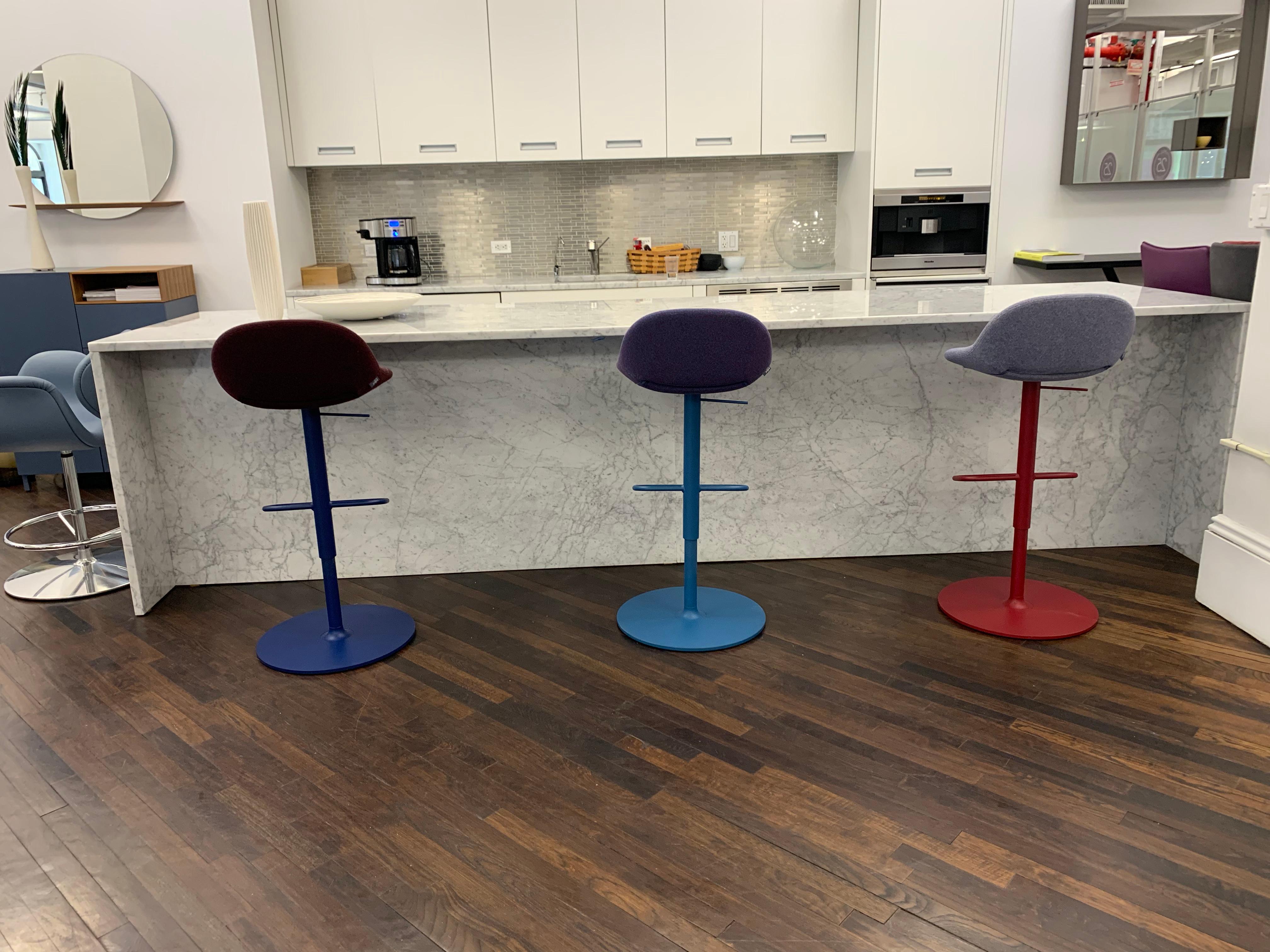 Beso bar stool 61cm-81cm height
adjustable
disc, swiveling without returnmechanism
UPH seat: selecte 680, 660 and 720
Base finish: P65, P59 and P73
Seat and back: Metal insert frame. Ø 8mm. Covered with moulded foam.
Beso, Spanish for ‘kiss’,